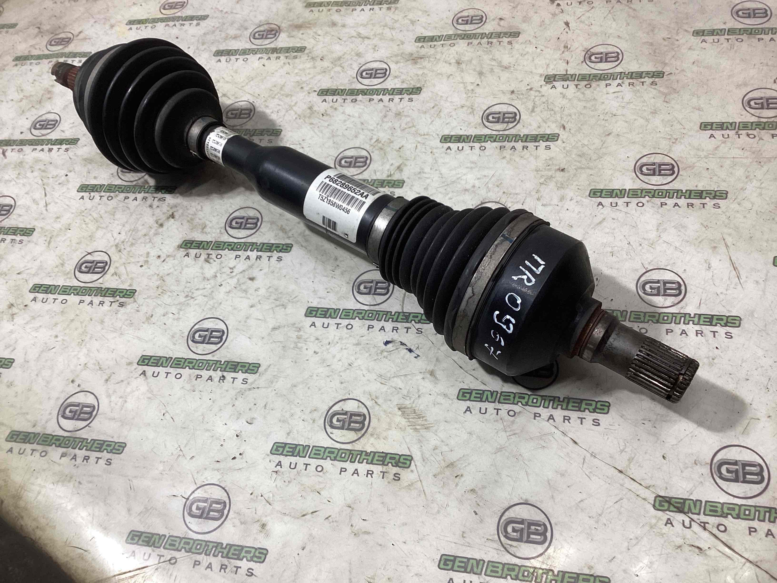 Піввісь передня права (привідний вал, ШРУС)