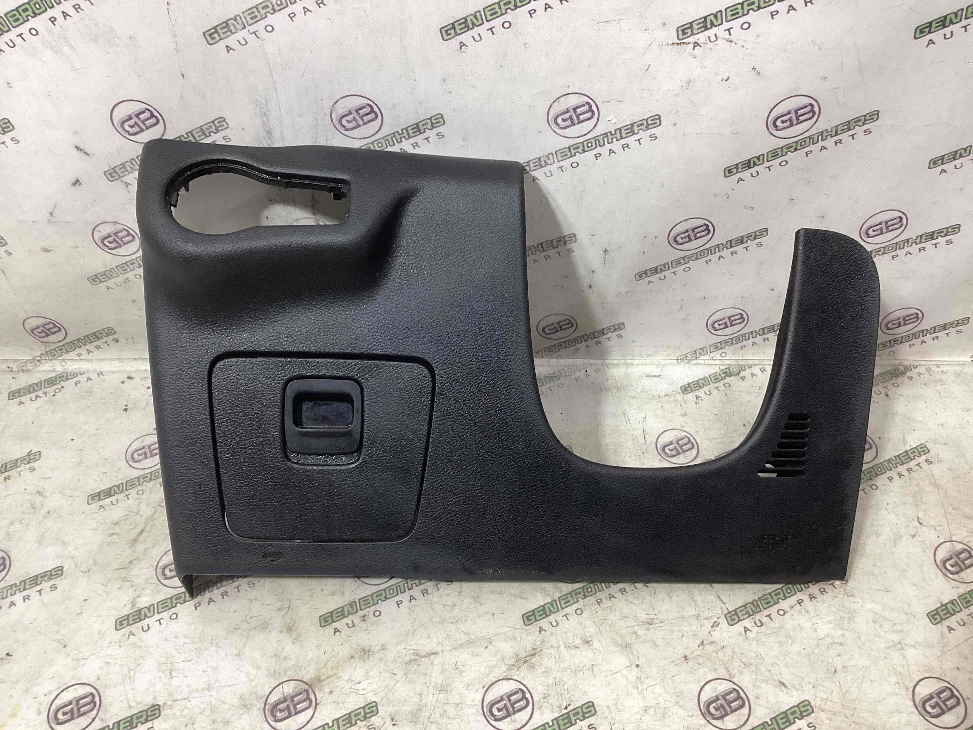 Обшивка панелі приладів торпедо