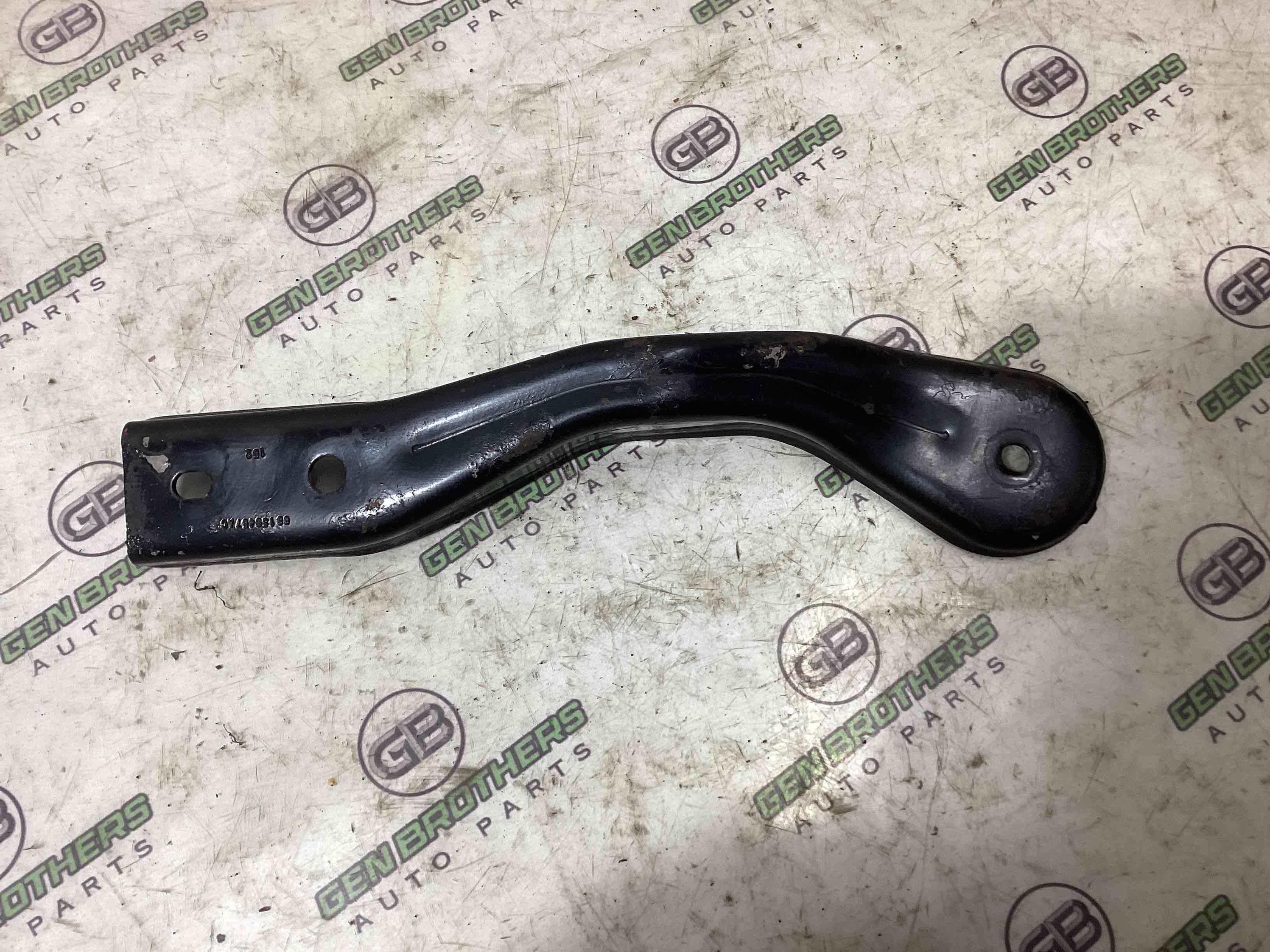 Кронштейн заднього підрамника