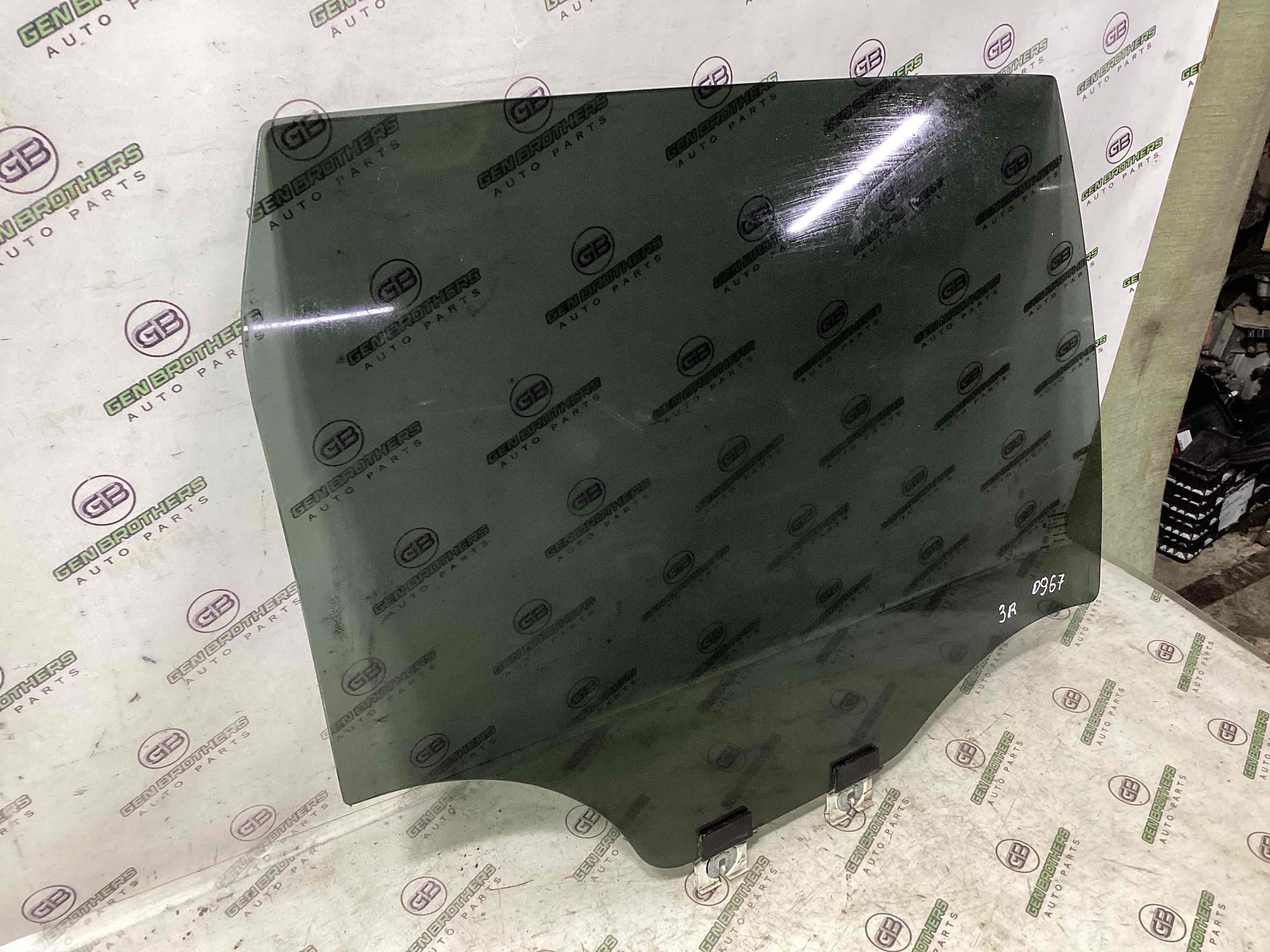 Скло заднє праве