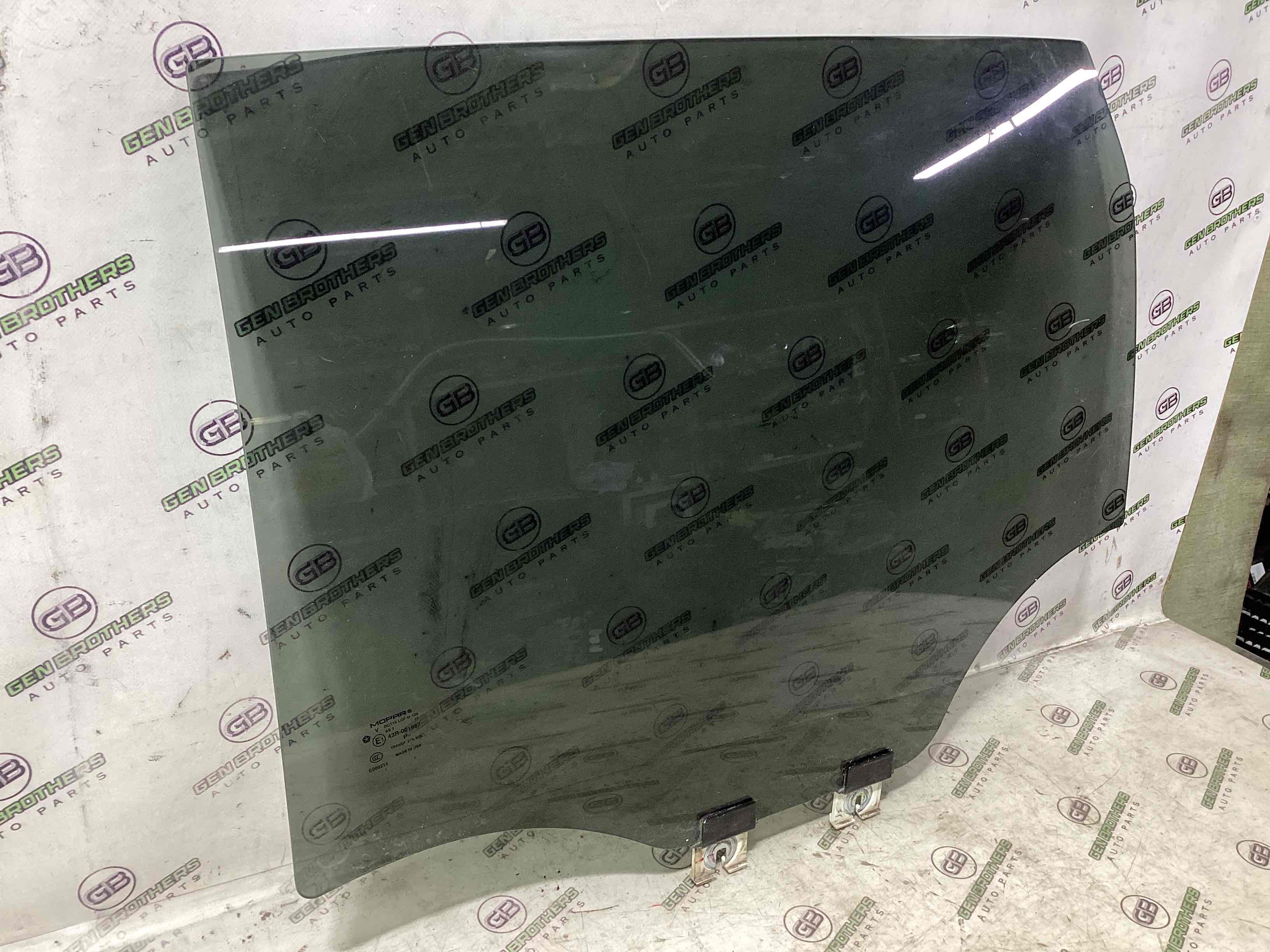 Скло заднє ліве