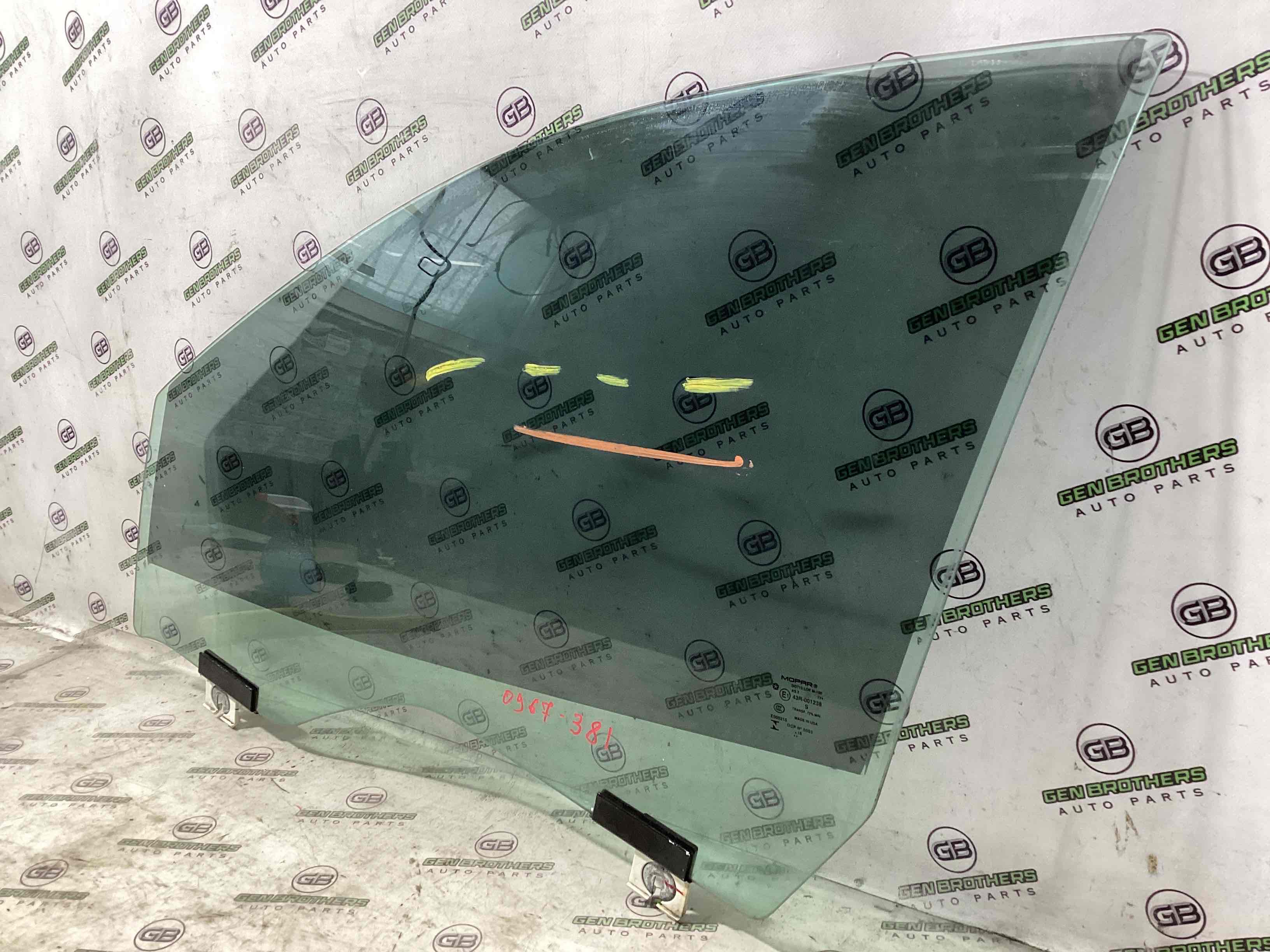 Скло переднє ліве