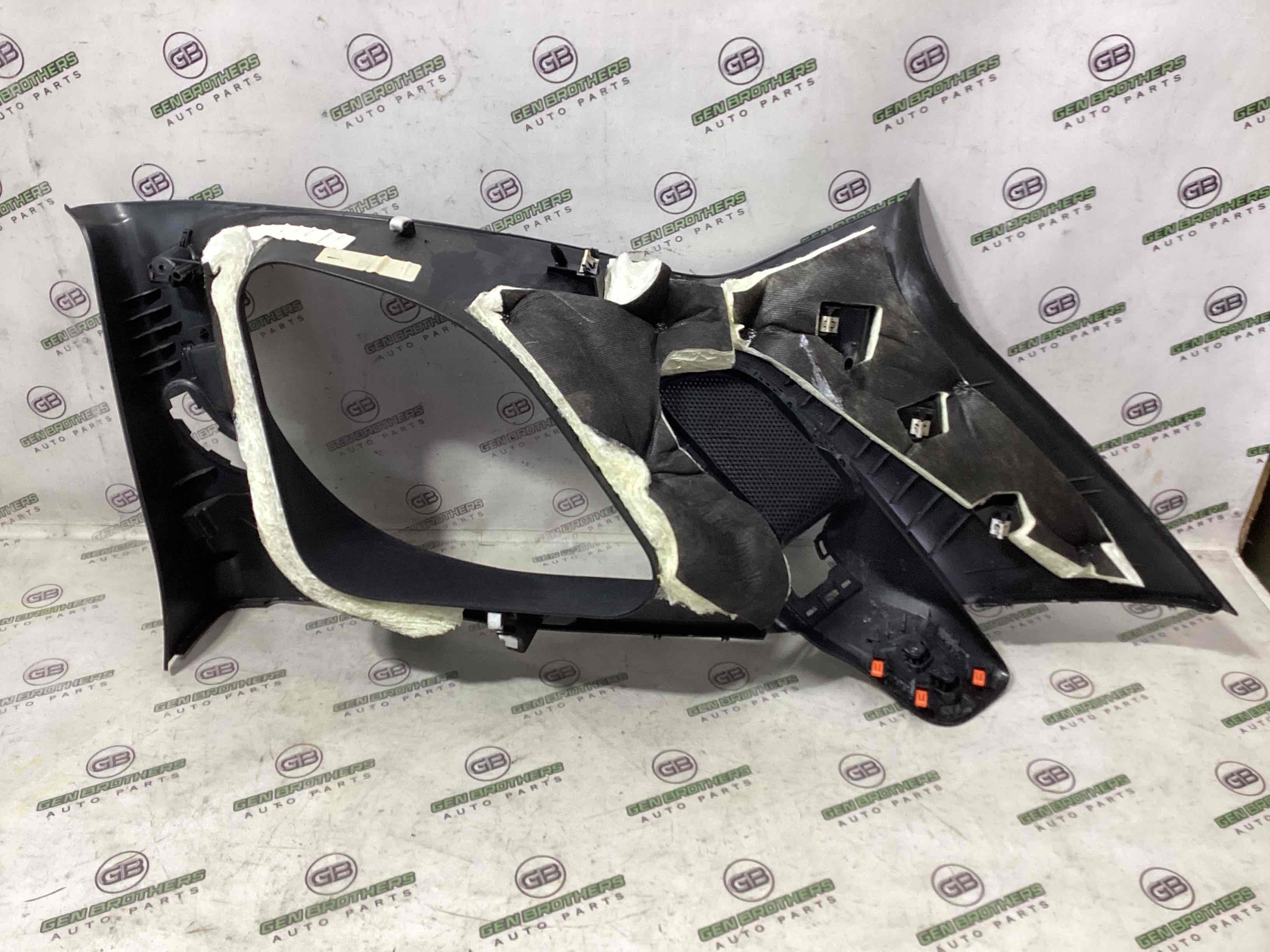 Обшивка задньої стійки ліва