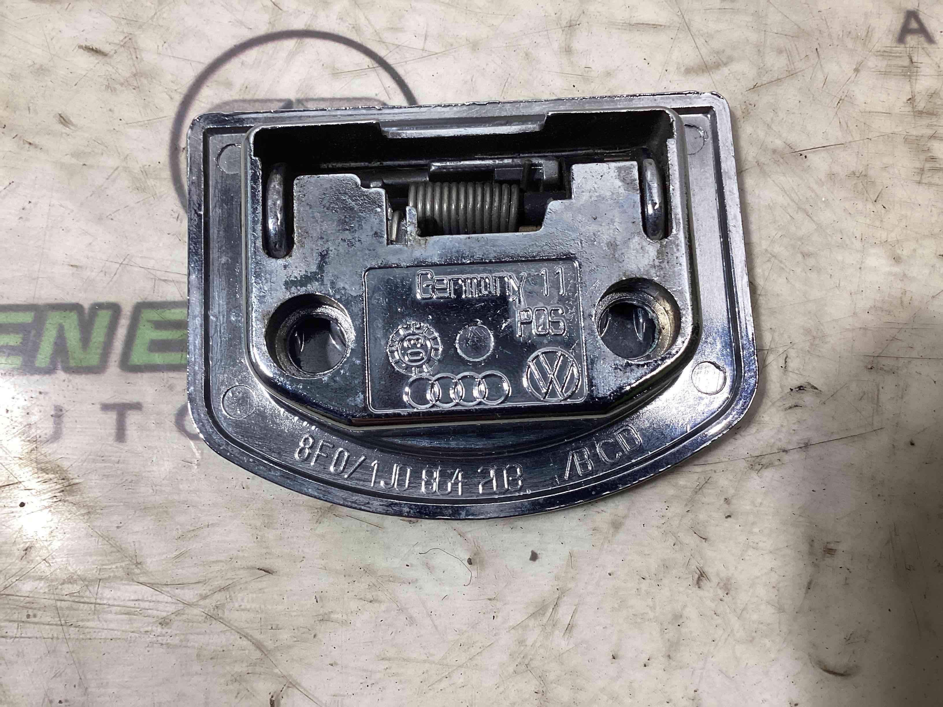 Елементи оздоблення багажника