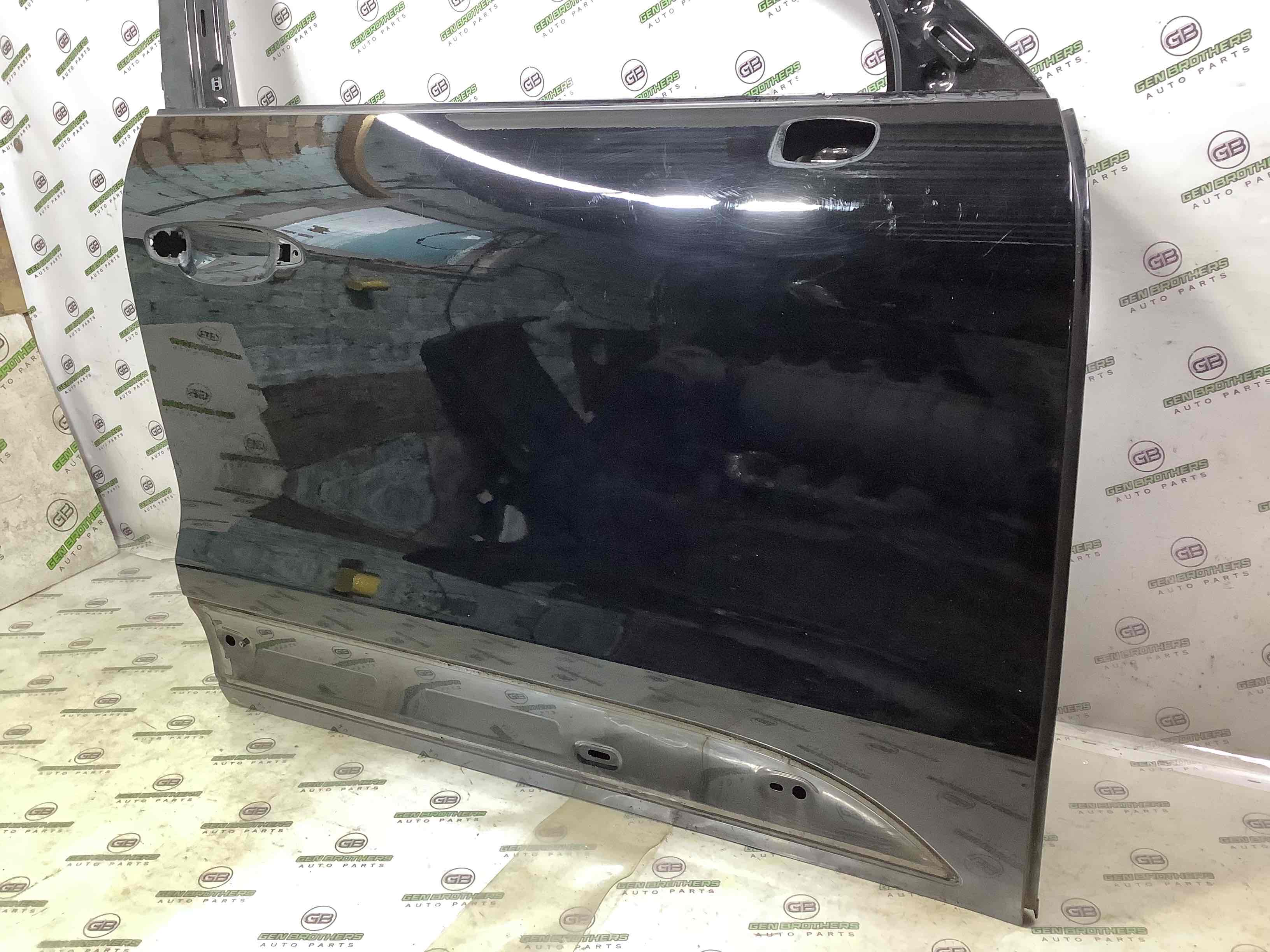 Двері передні права