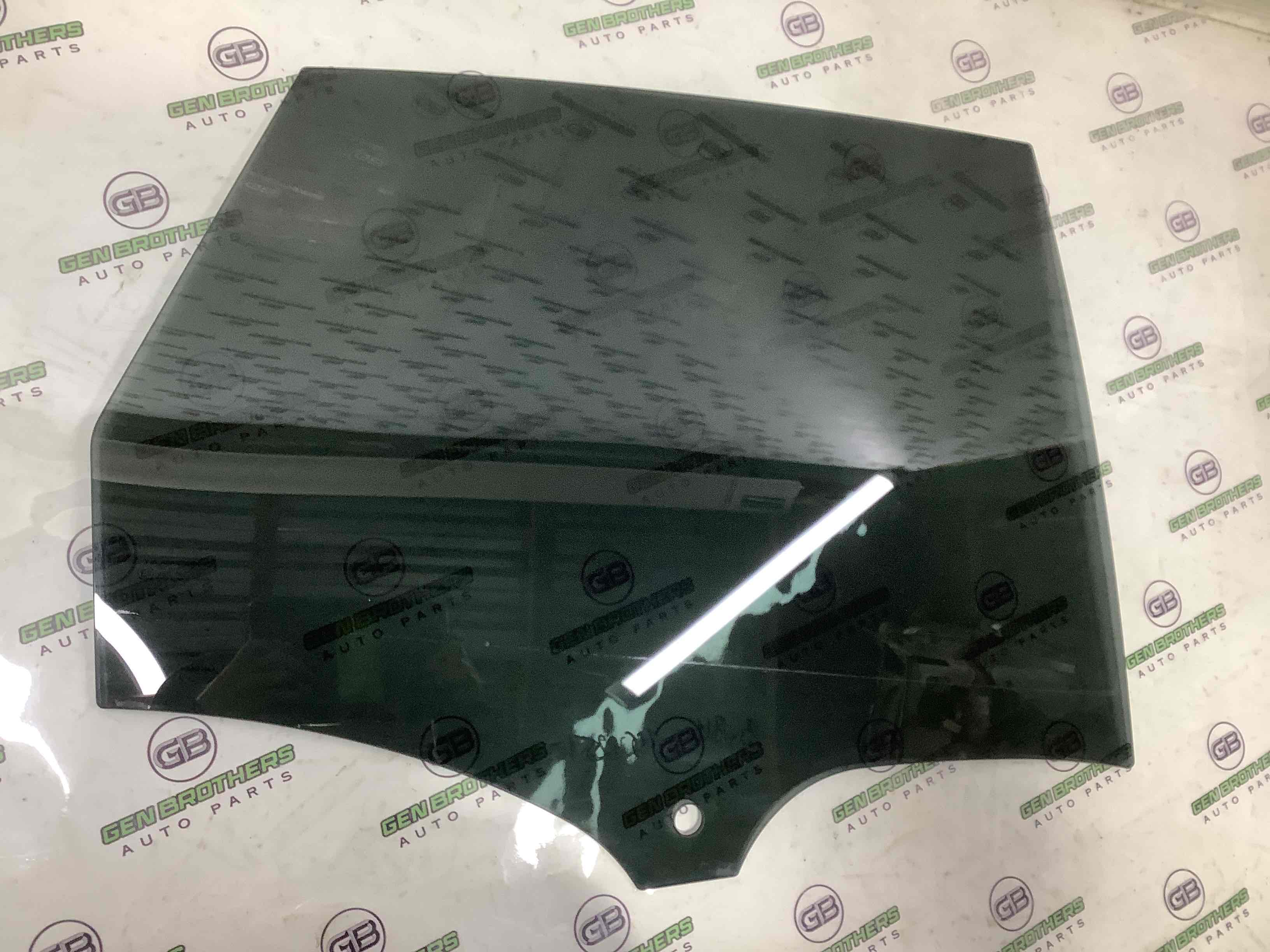 Скло заднє праве