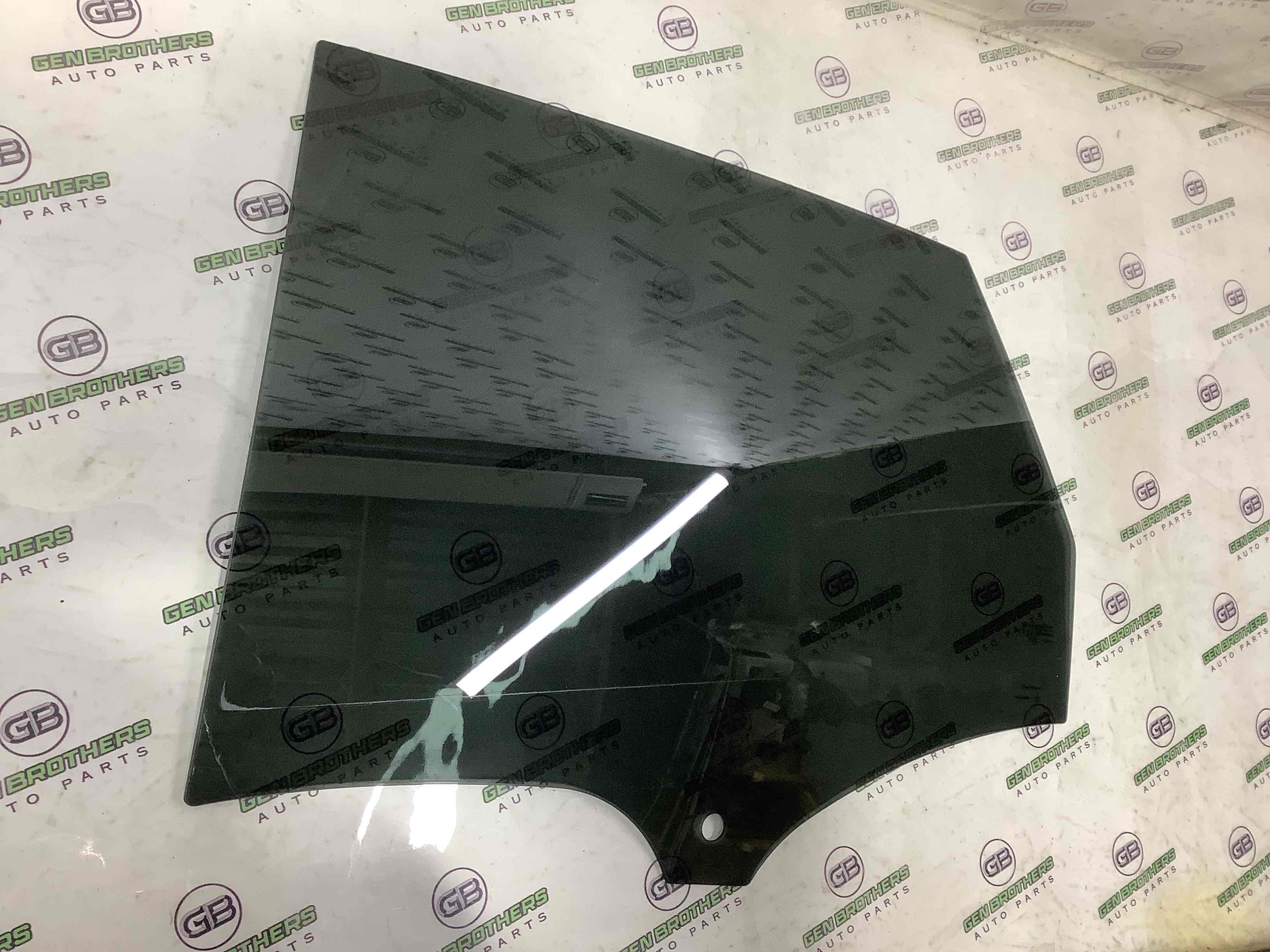 Скло заднє ліве