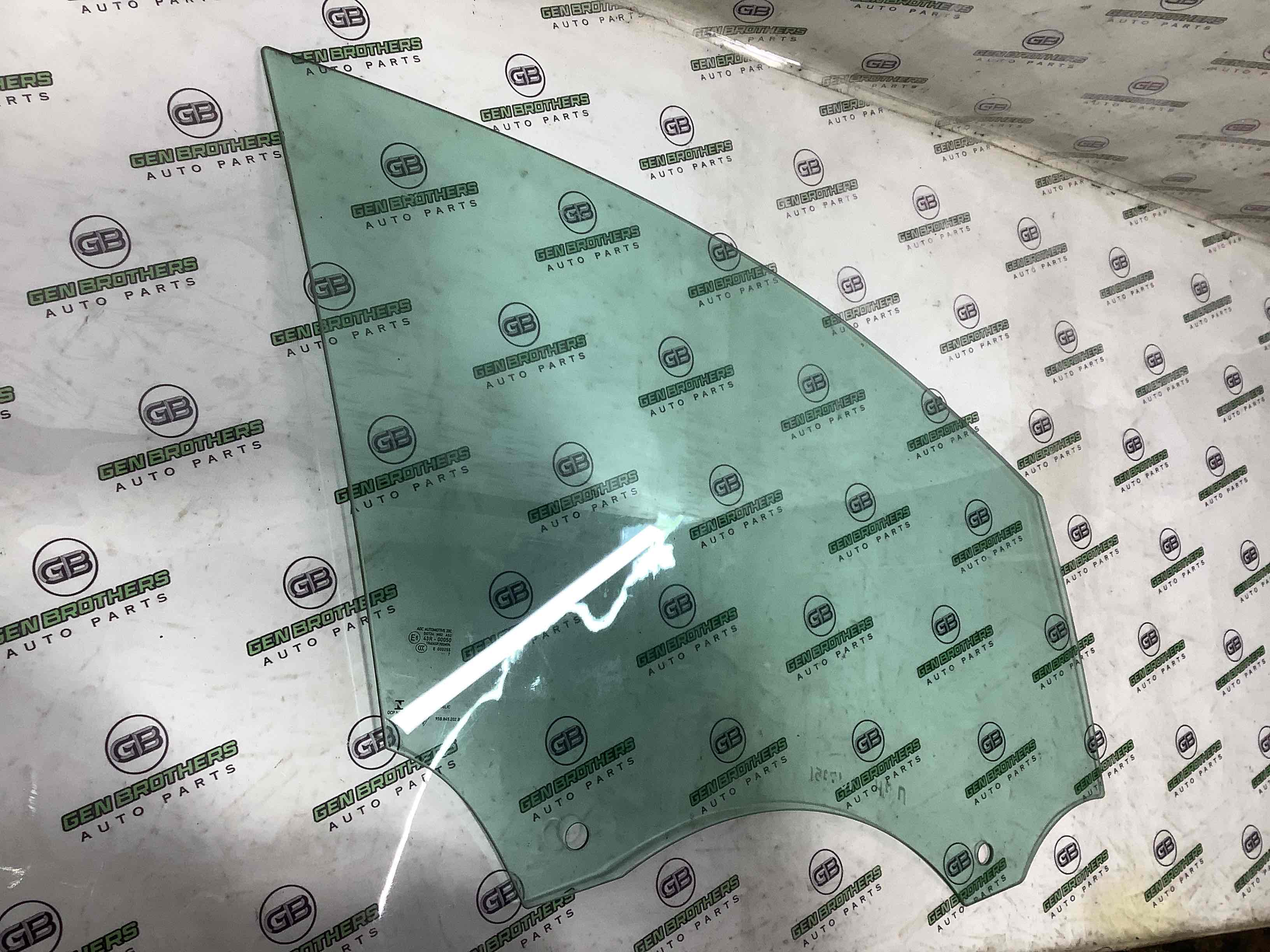 Скло переднє праве