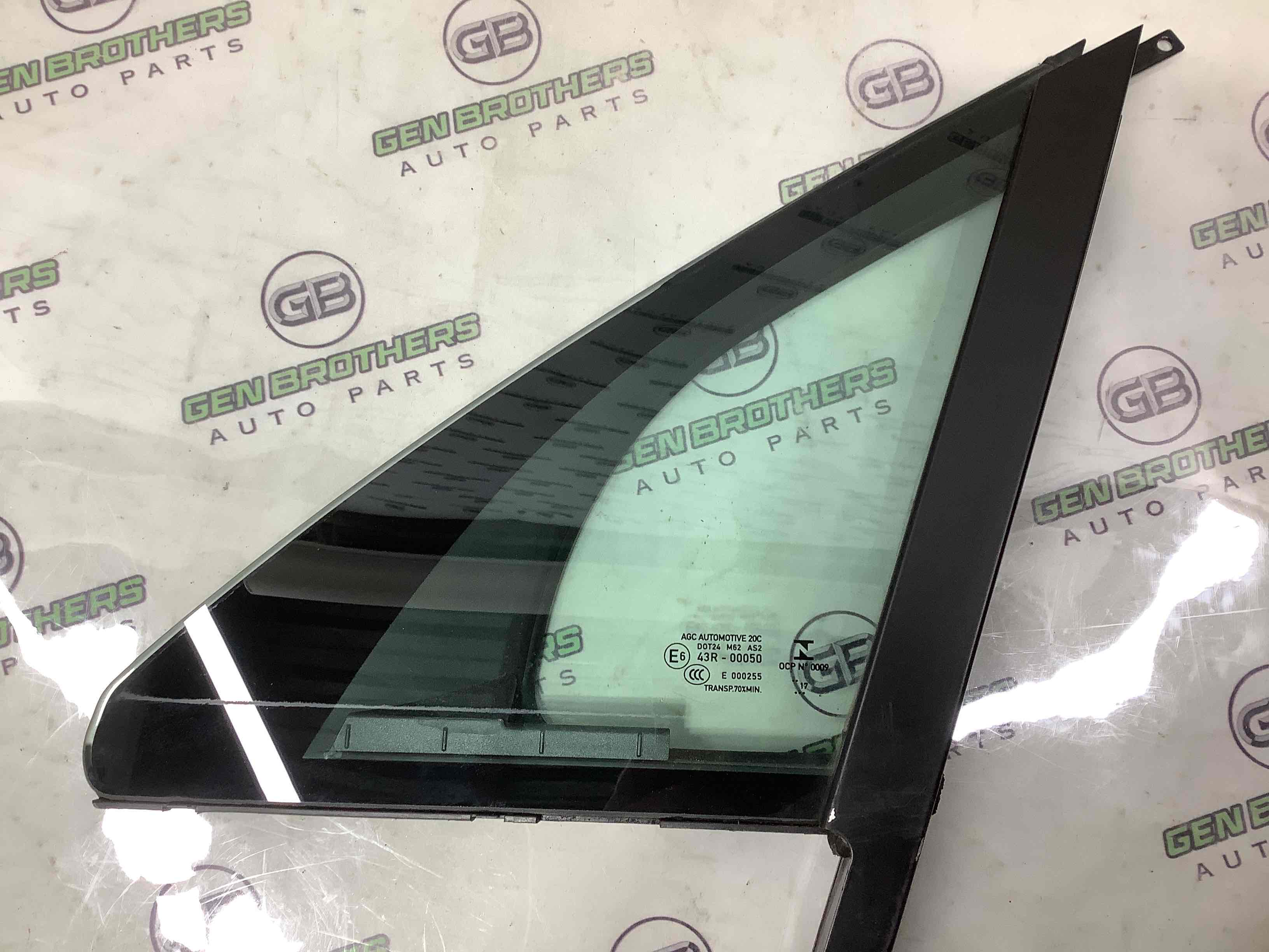 Скло переднє ліве