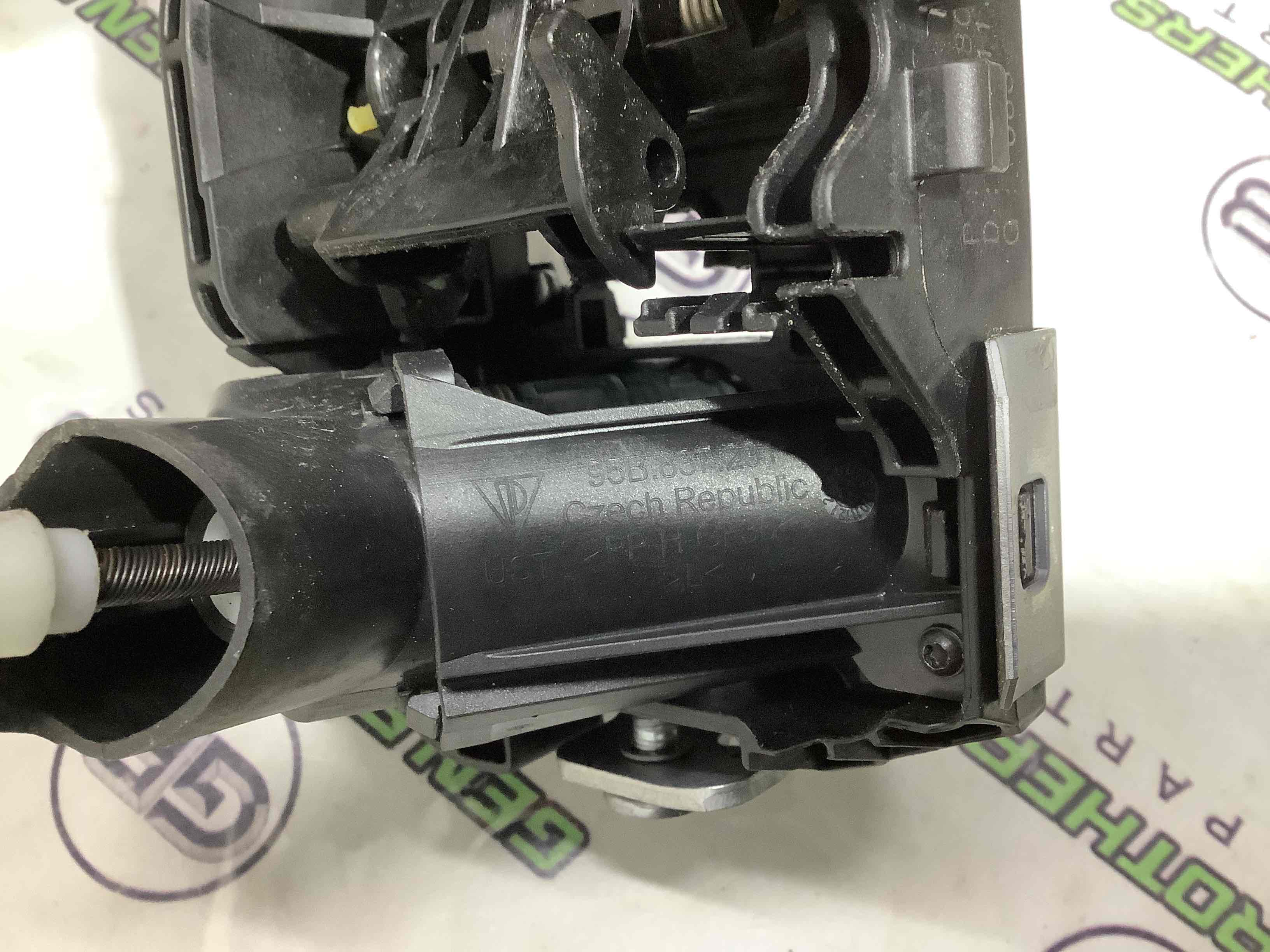 Кронштейн ручки дверей