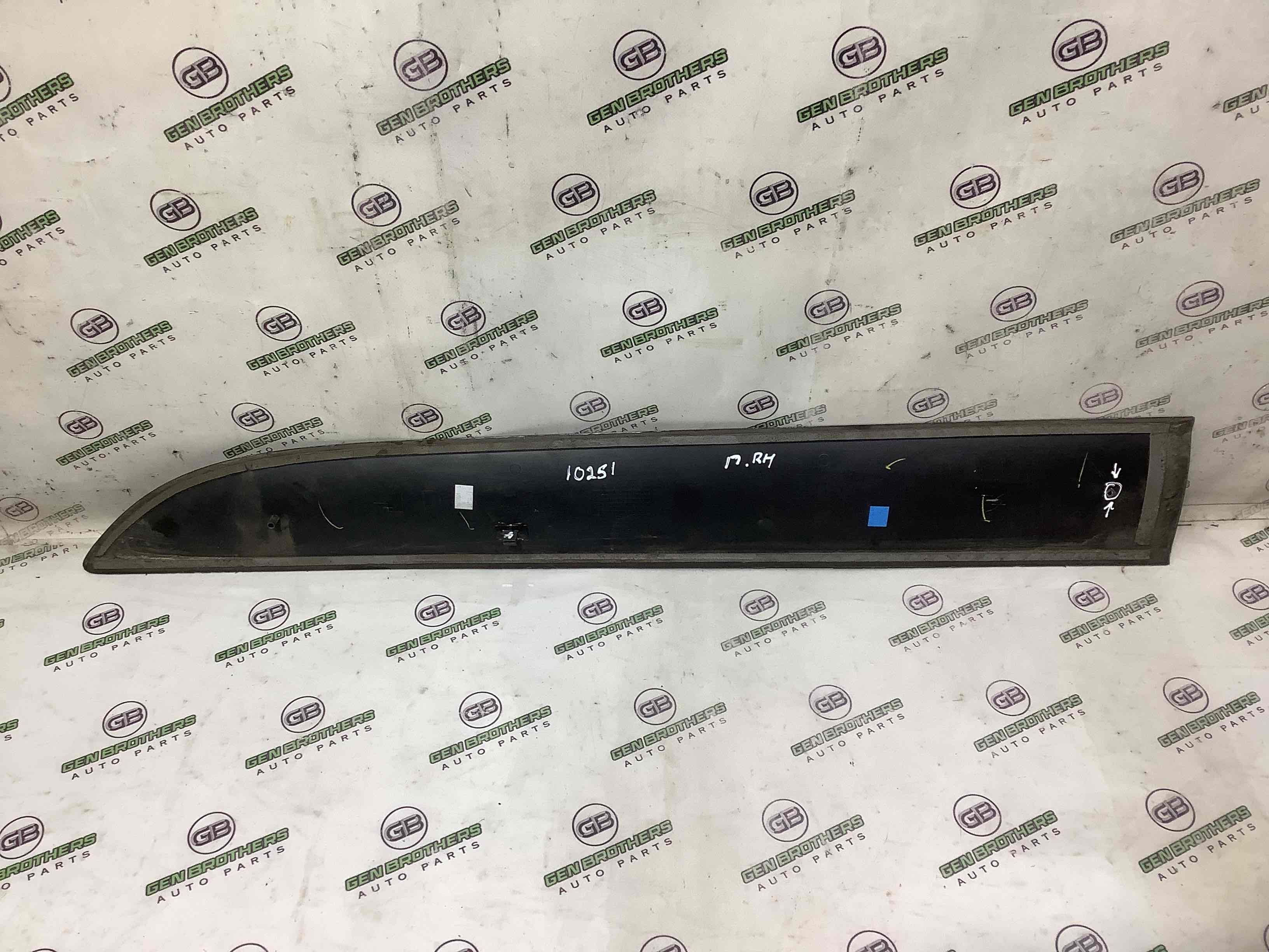 Молдинг двері передньої правої