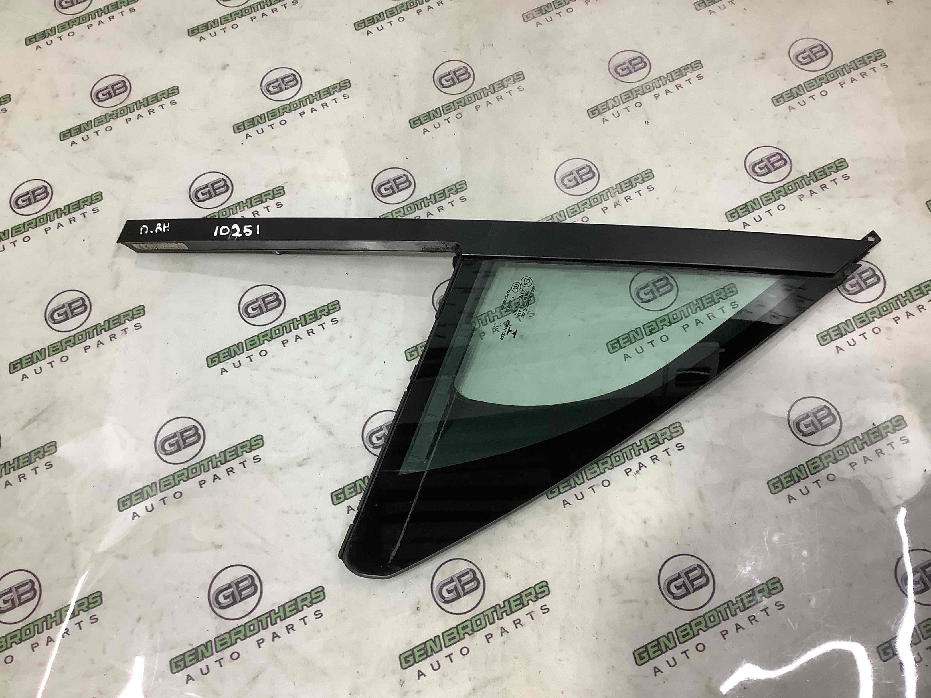 Скло переднє праве