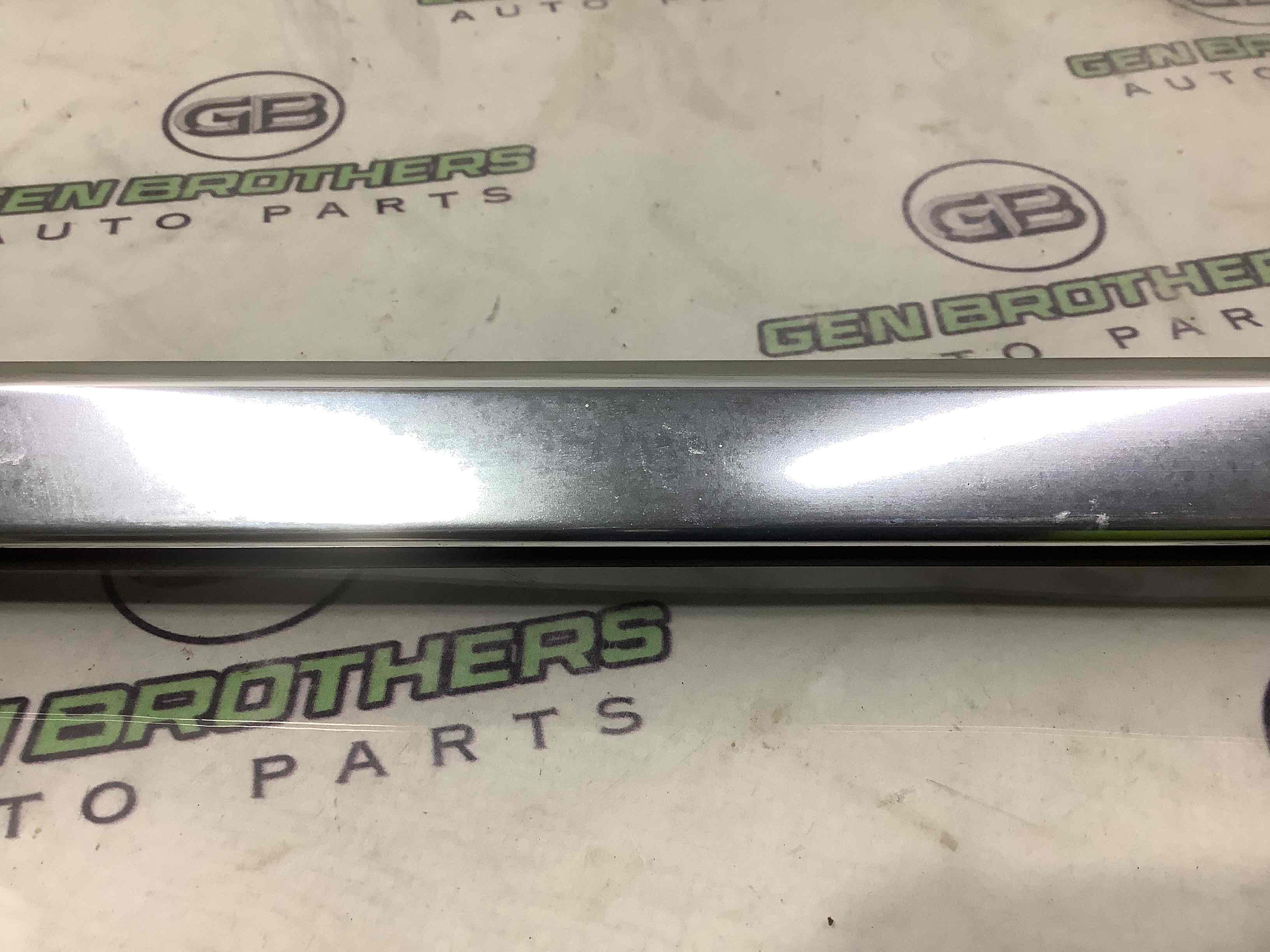 Молдинг двері передньої правої