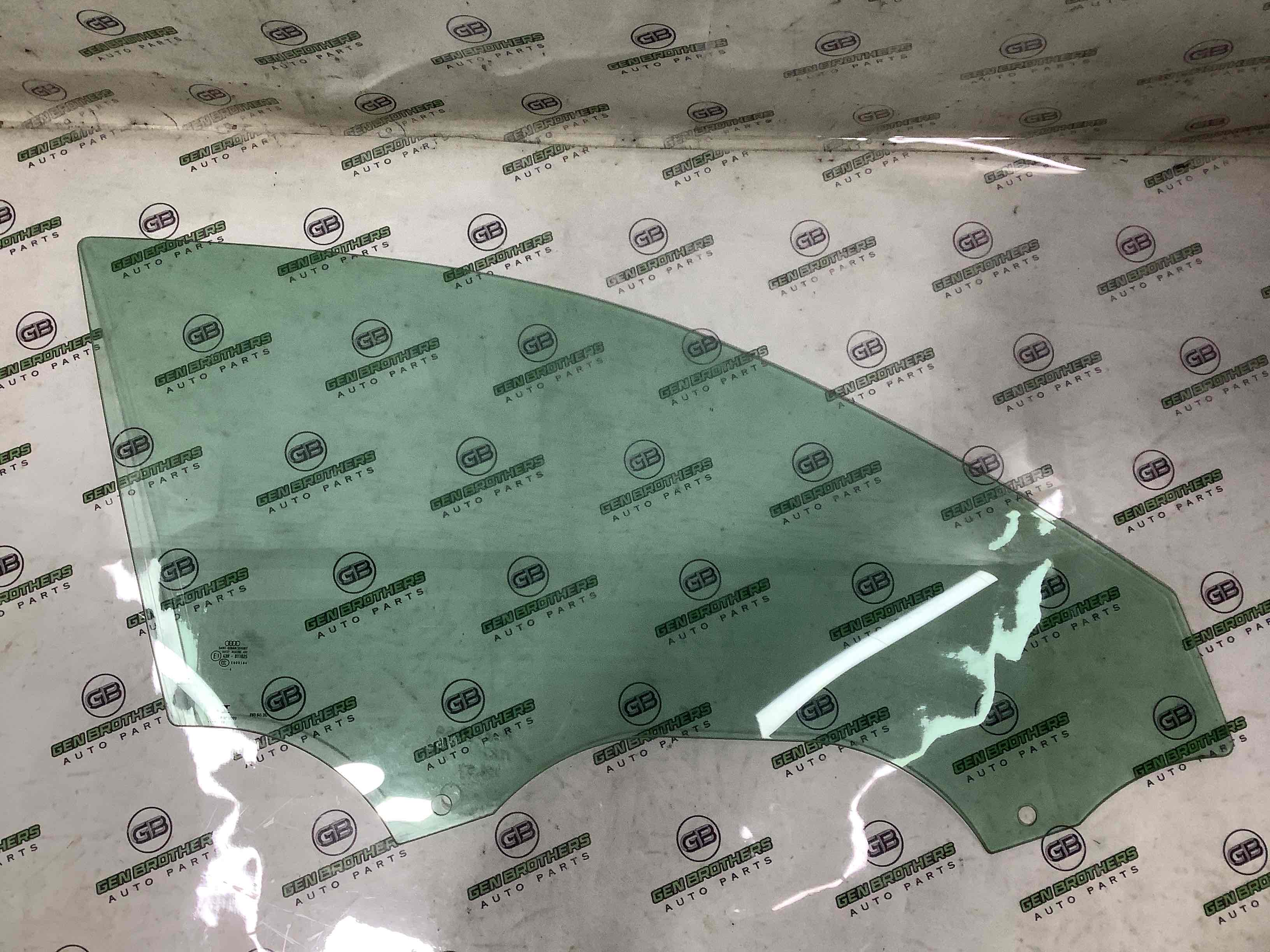 Скло переднє праве