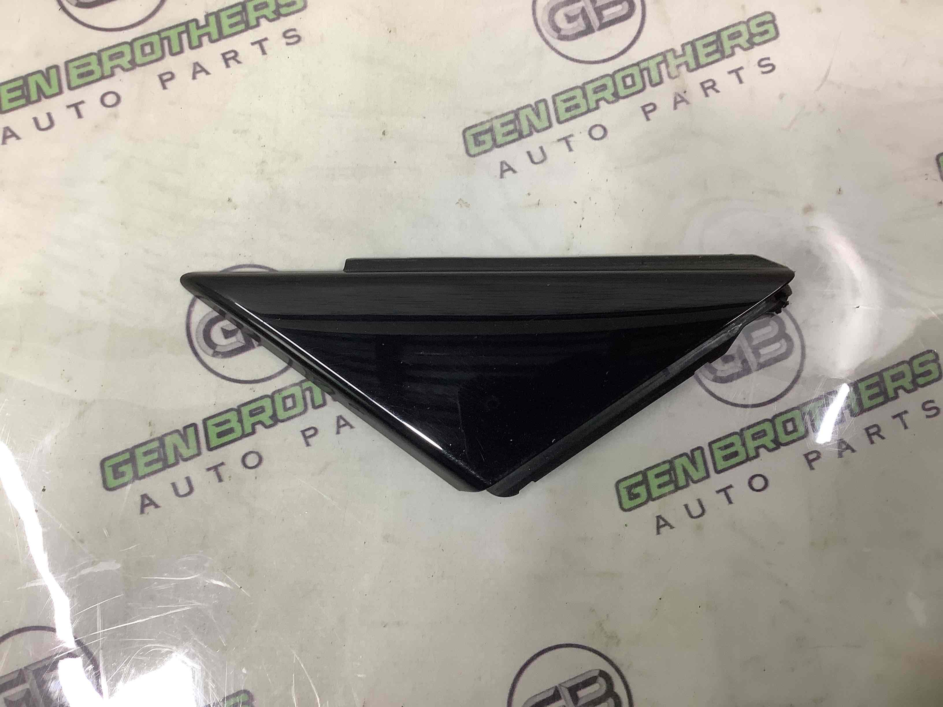 Корпус, накладка, кріплення правого дзеркала