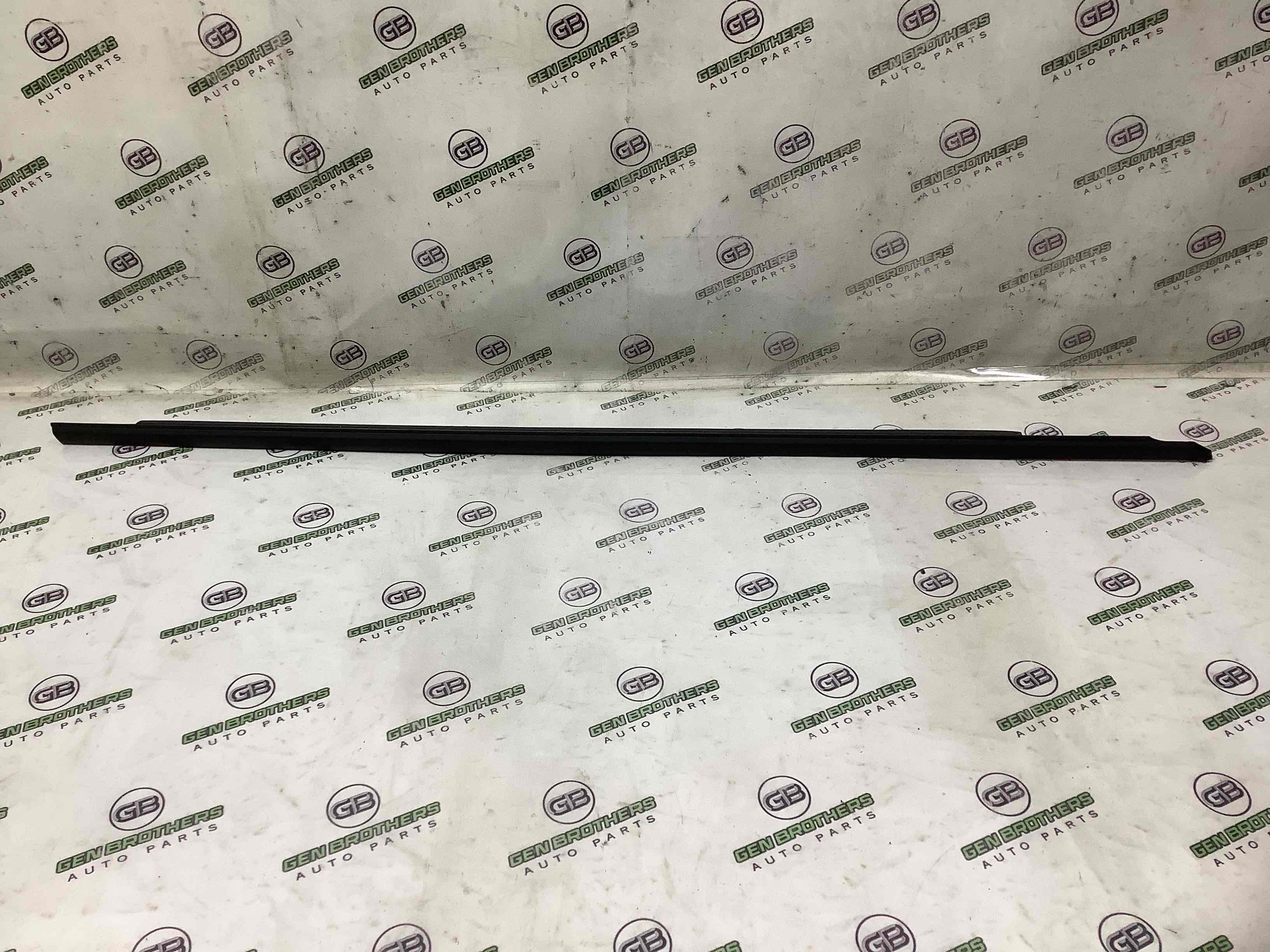 Молдинг двері передньої правої