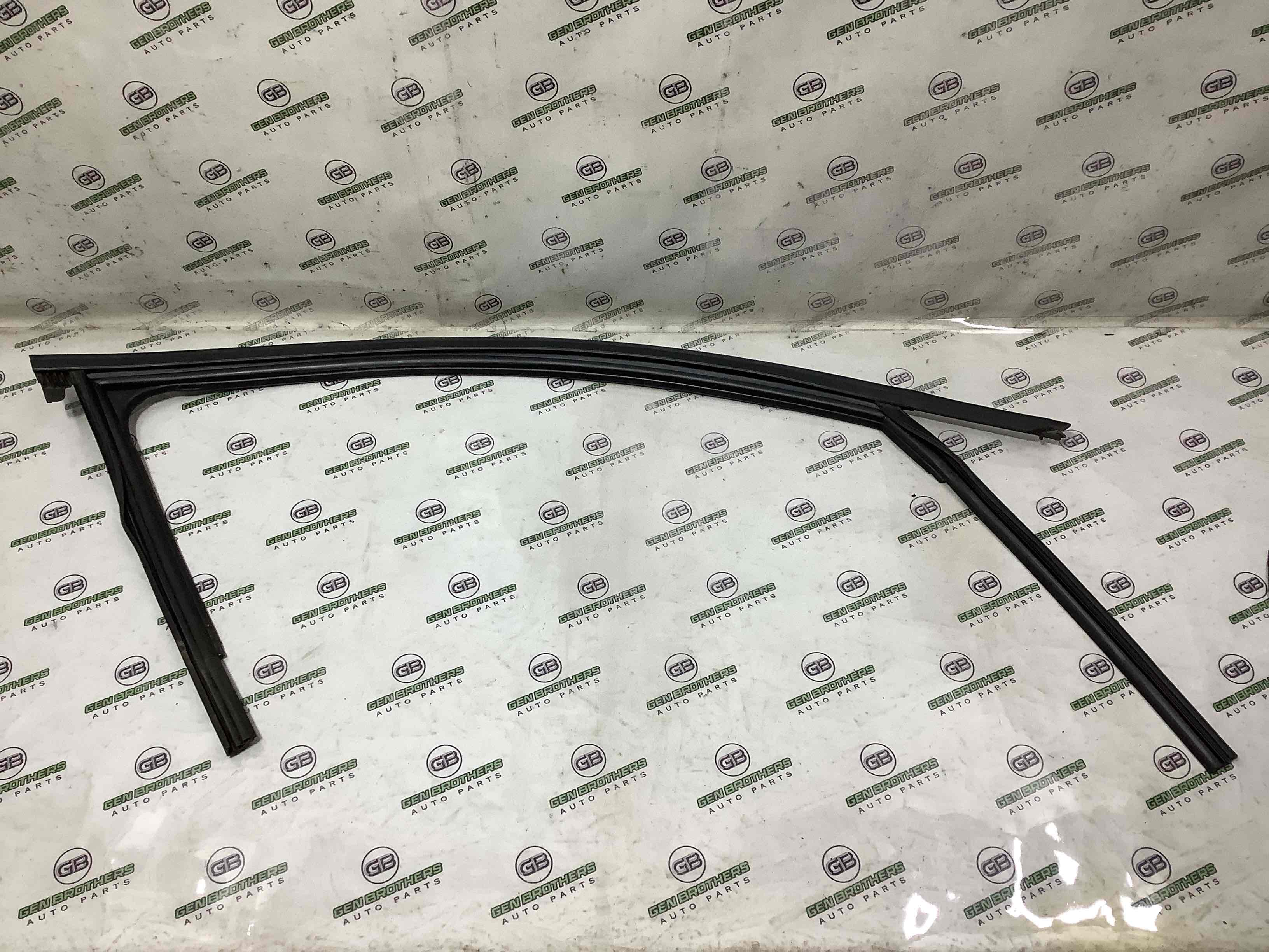 Ущільнювач скла, двері