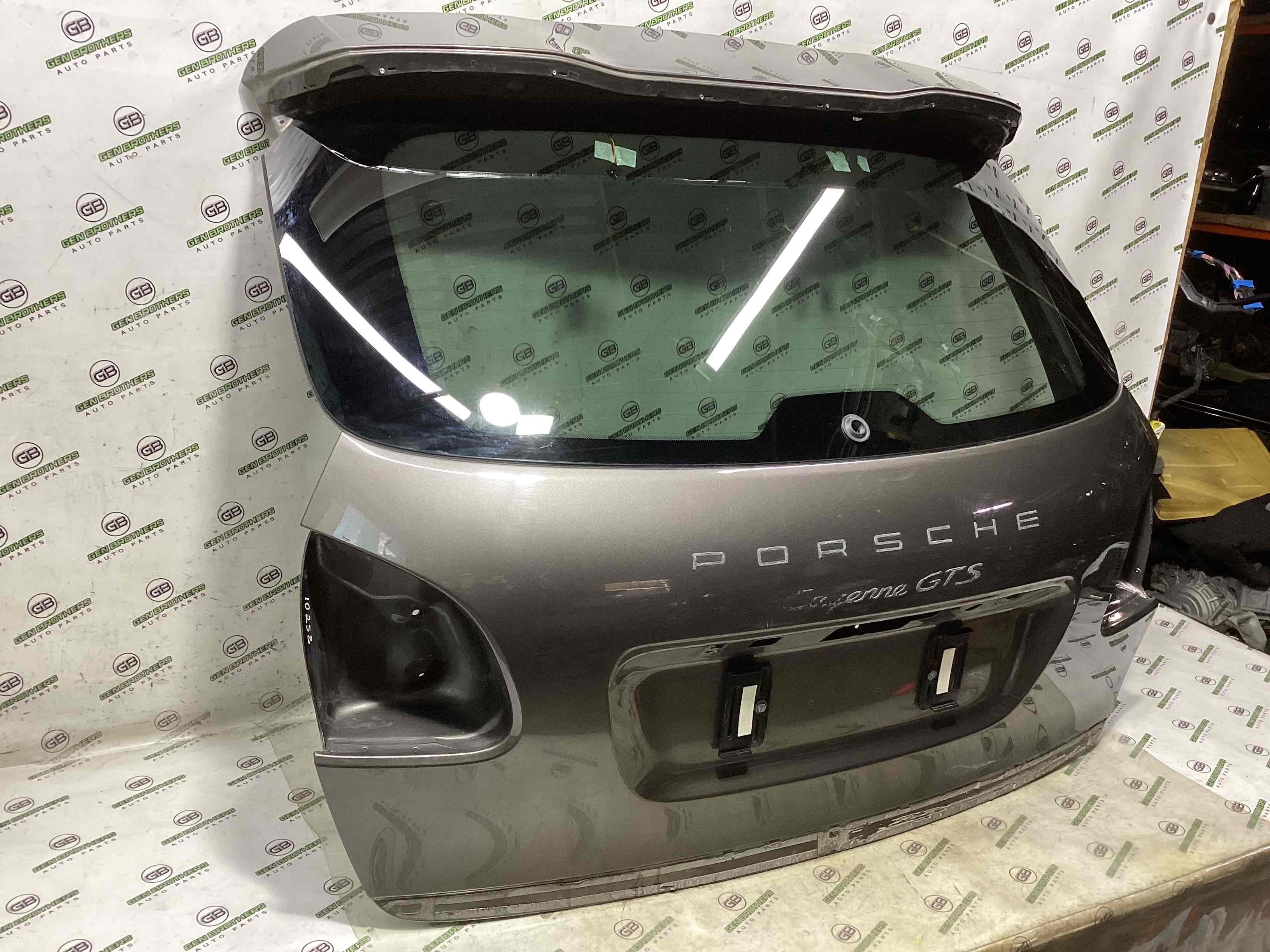 Кришка багажника, двері багажника