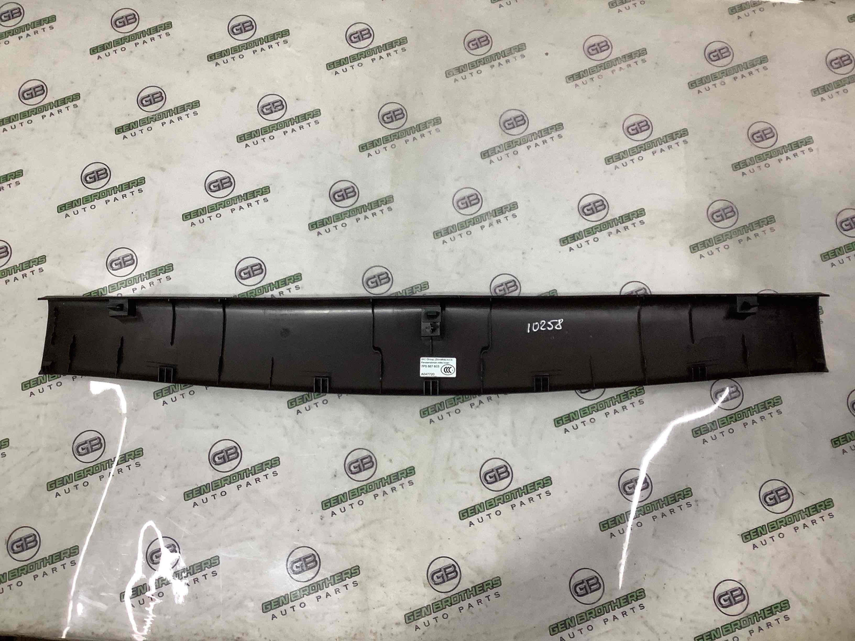 Обшивка кришки багажника