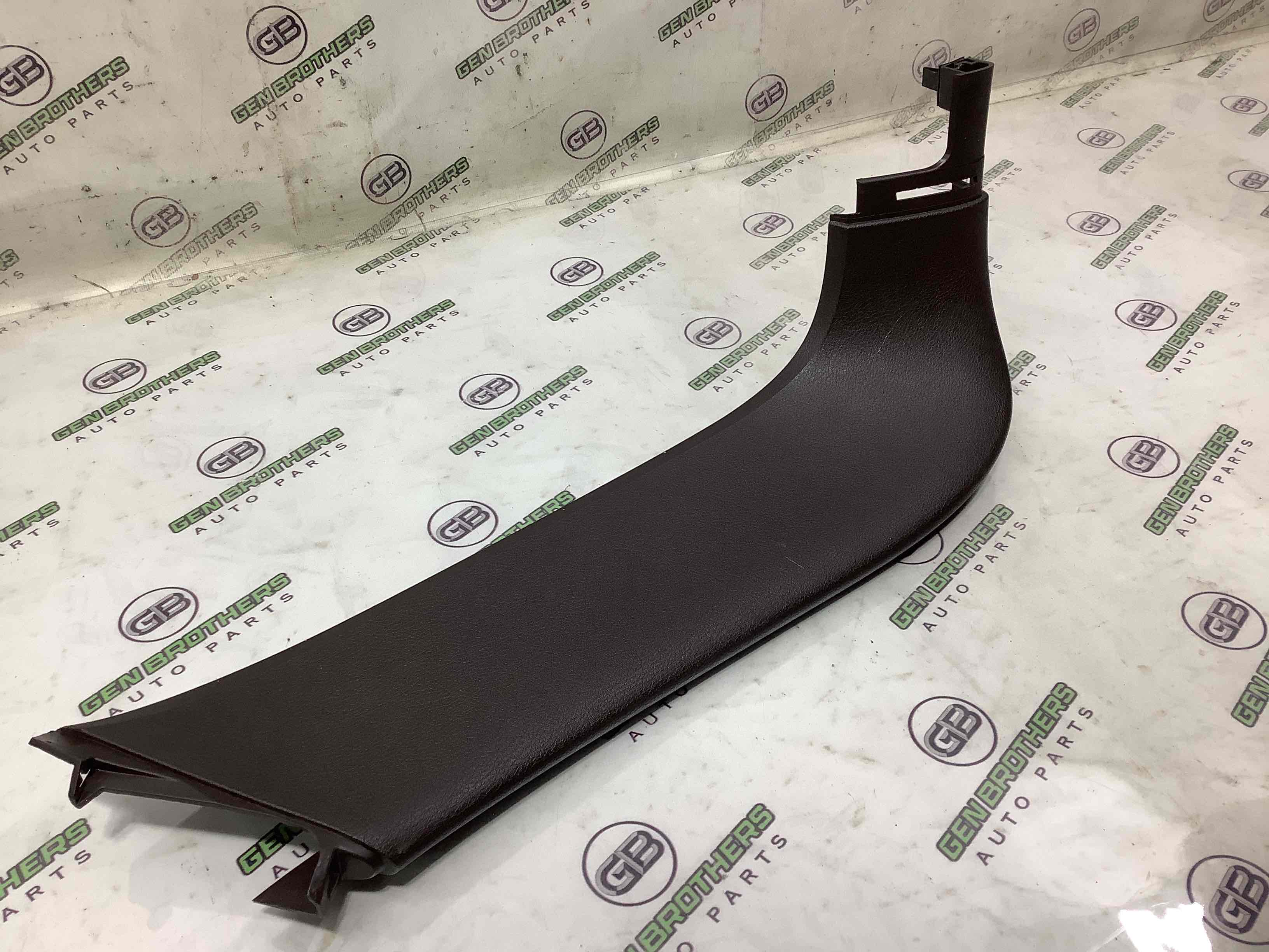 Обшивка кришки багажника