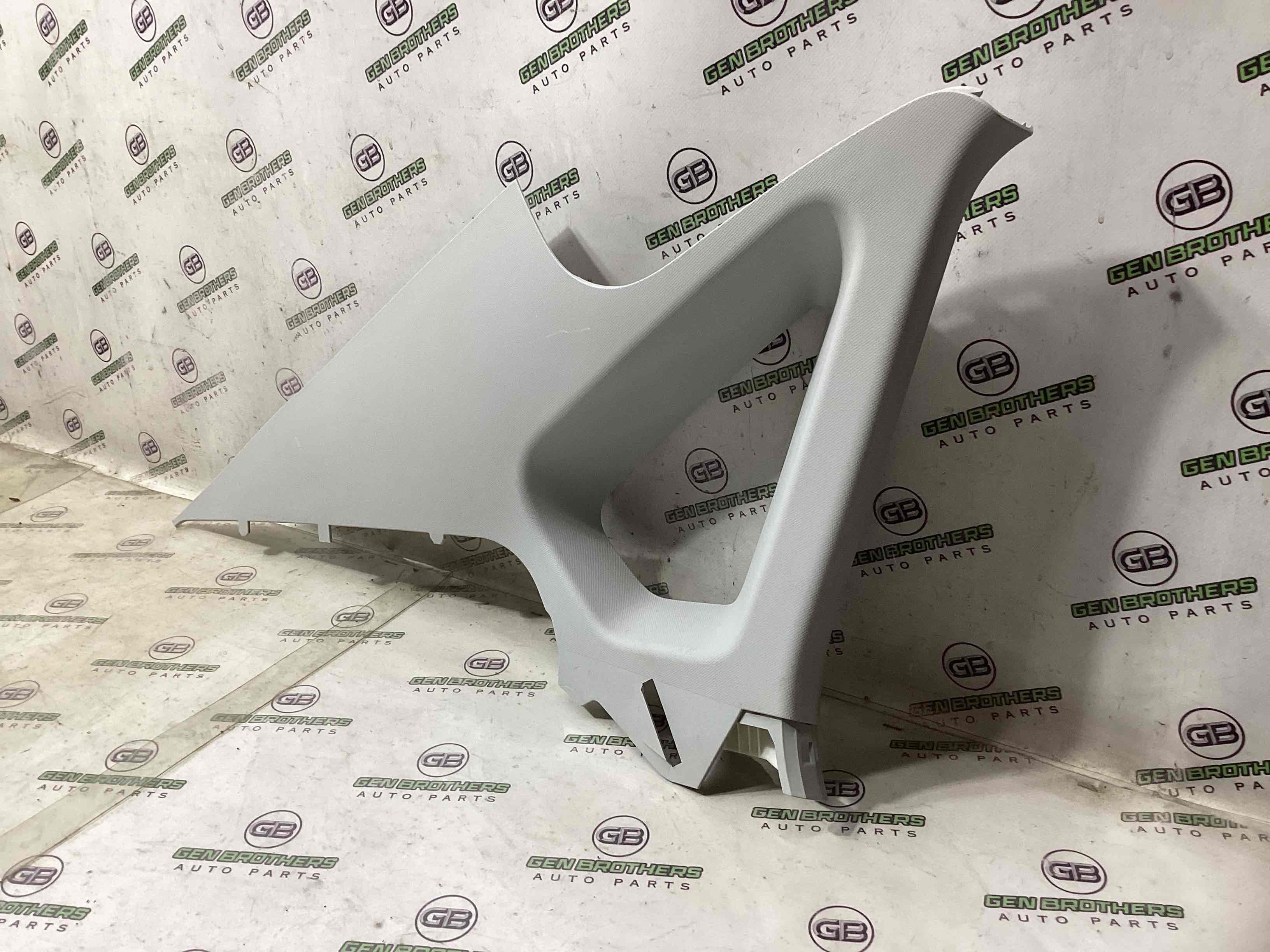 Обшивка задней стойки левая