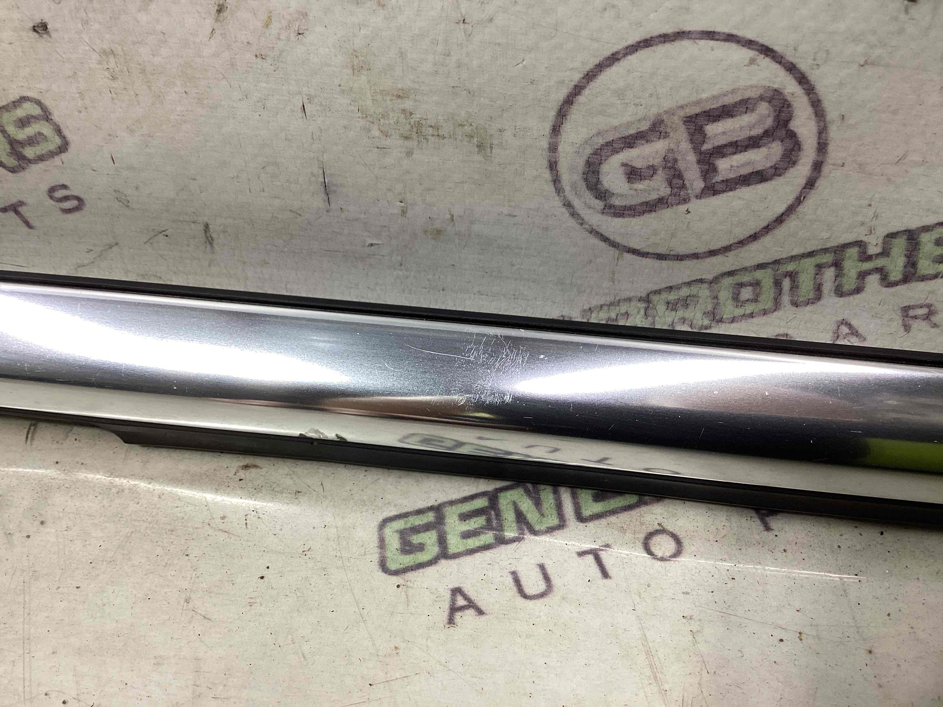 Молдинг двери задней левой