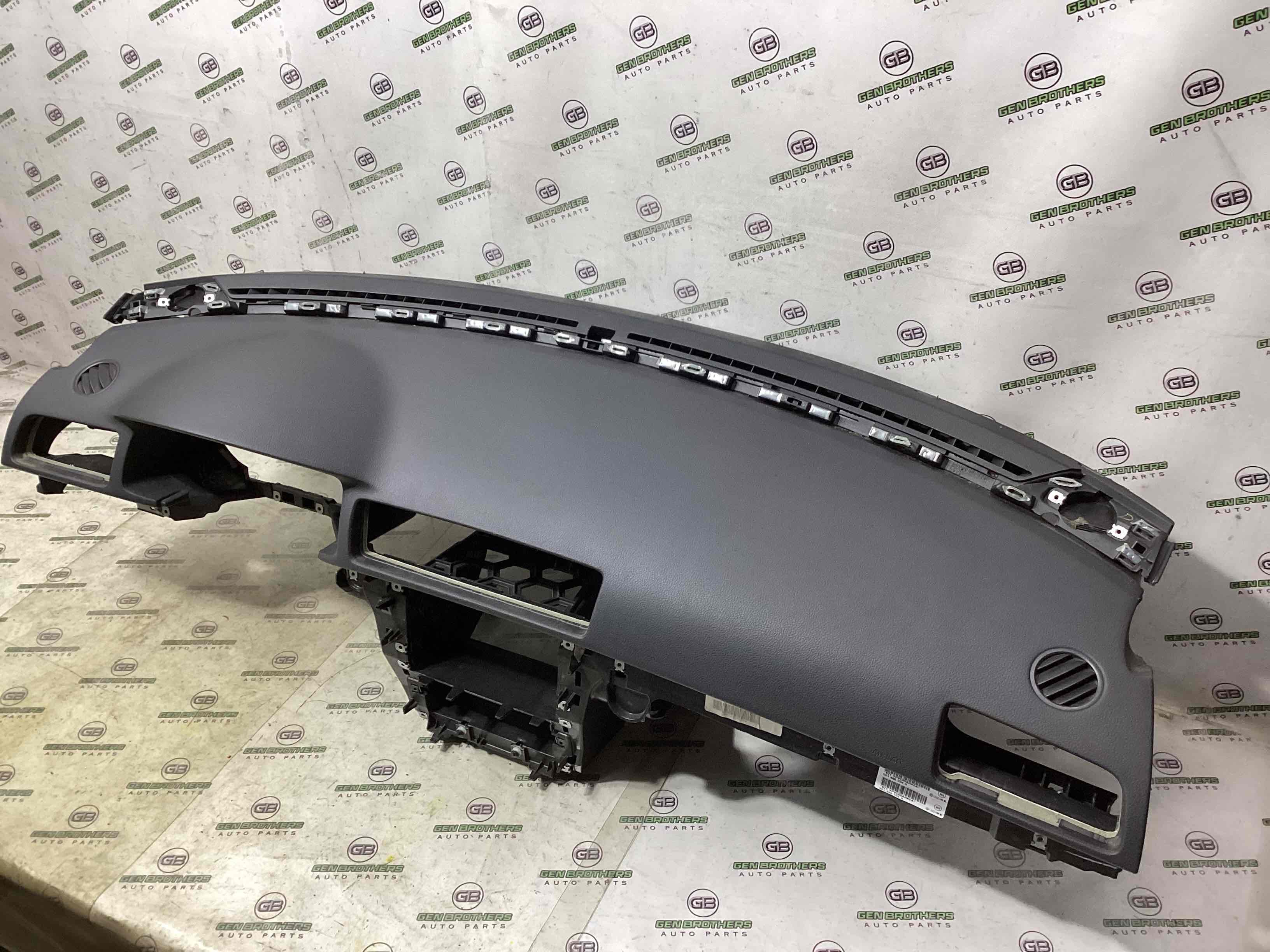 Панель передняя салона торпедо