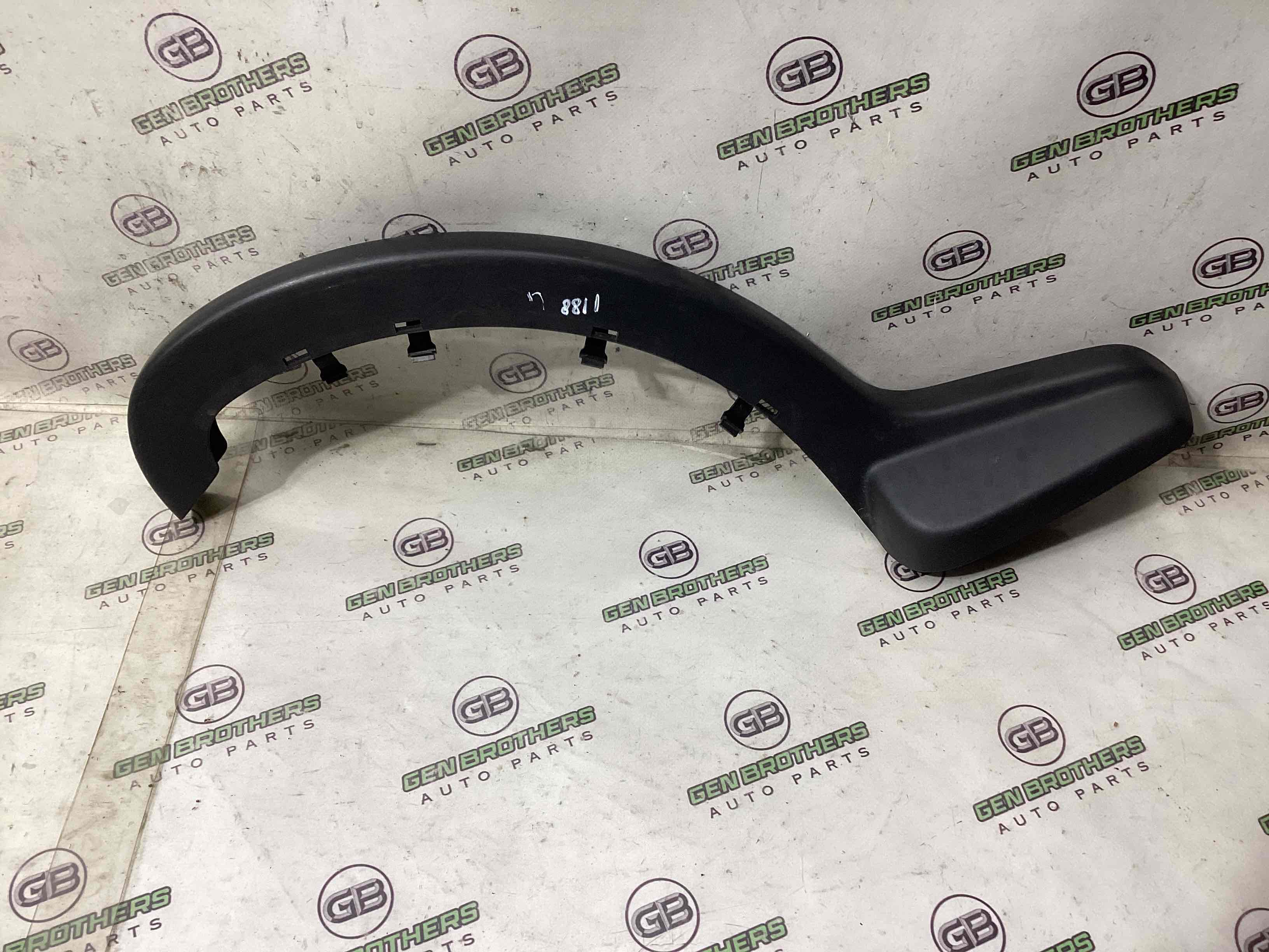 Накладка петли крышки багажника