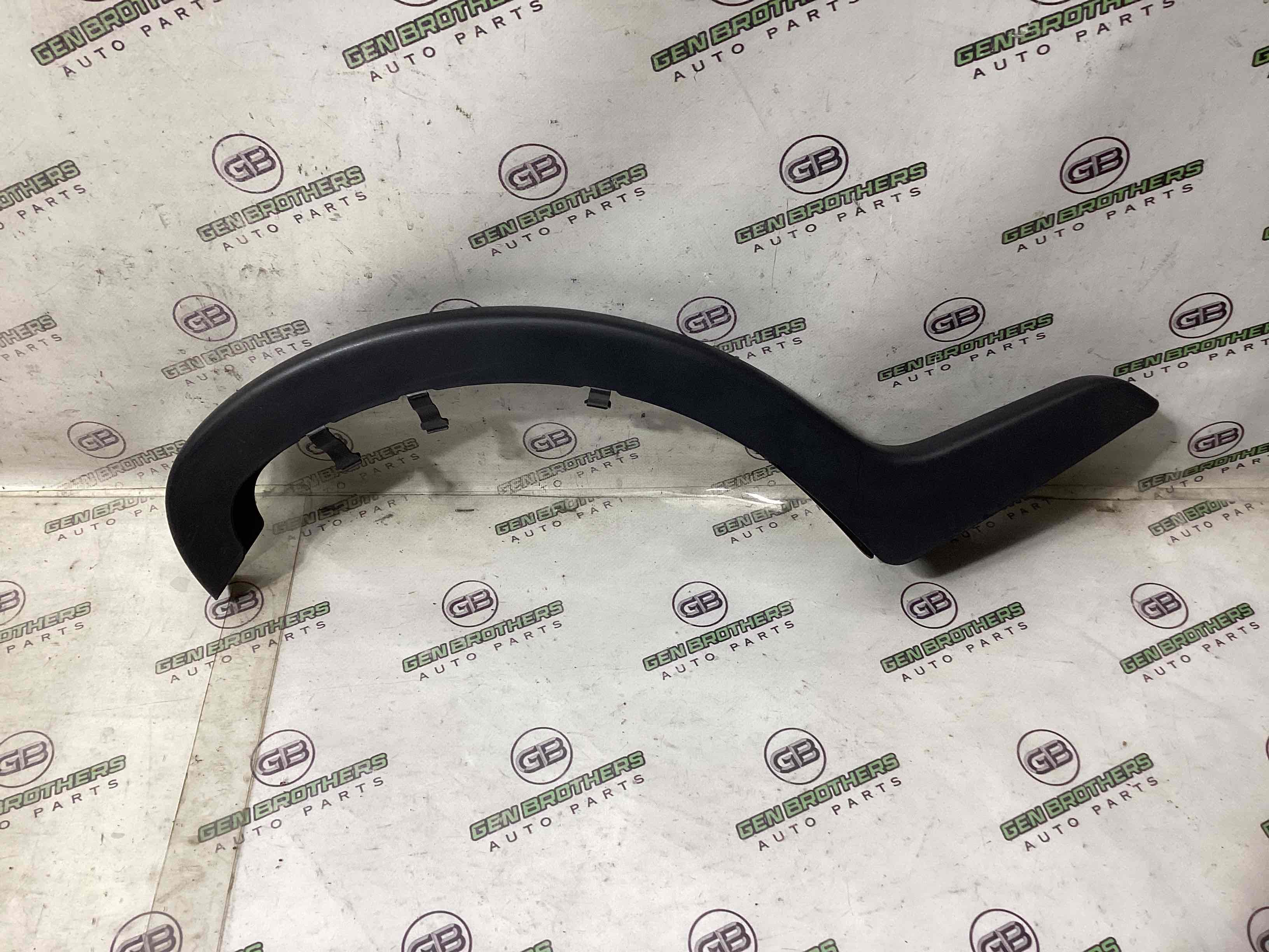 Накладка петли крышки багажника