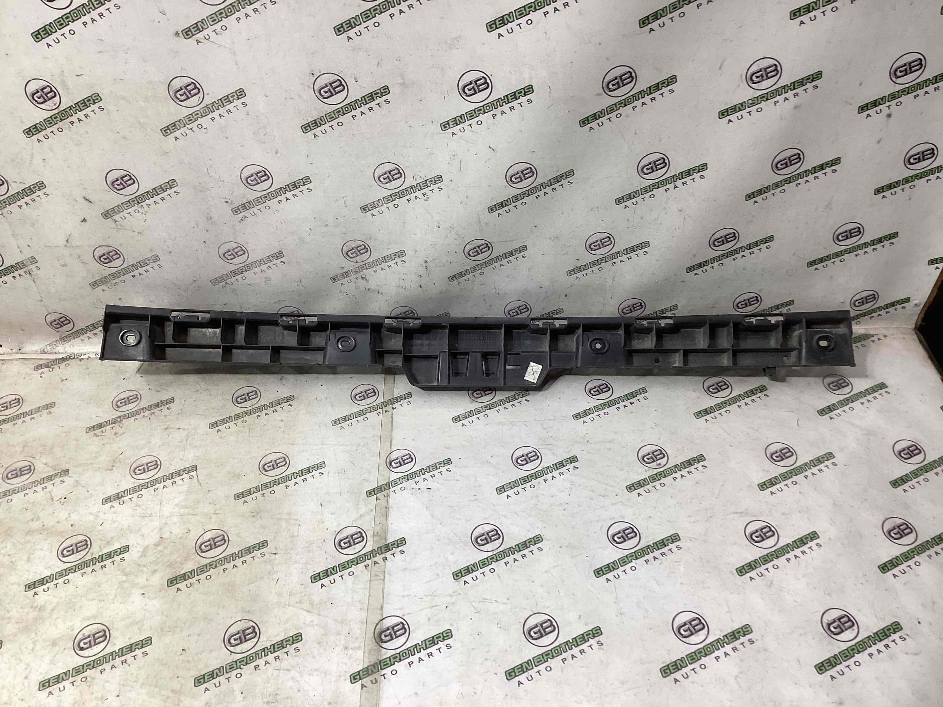 Крепление заднего бампера центральное