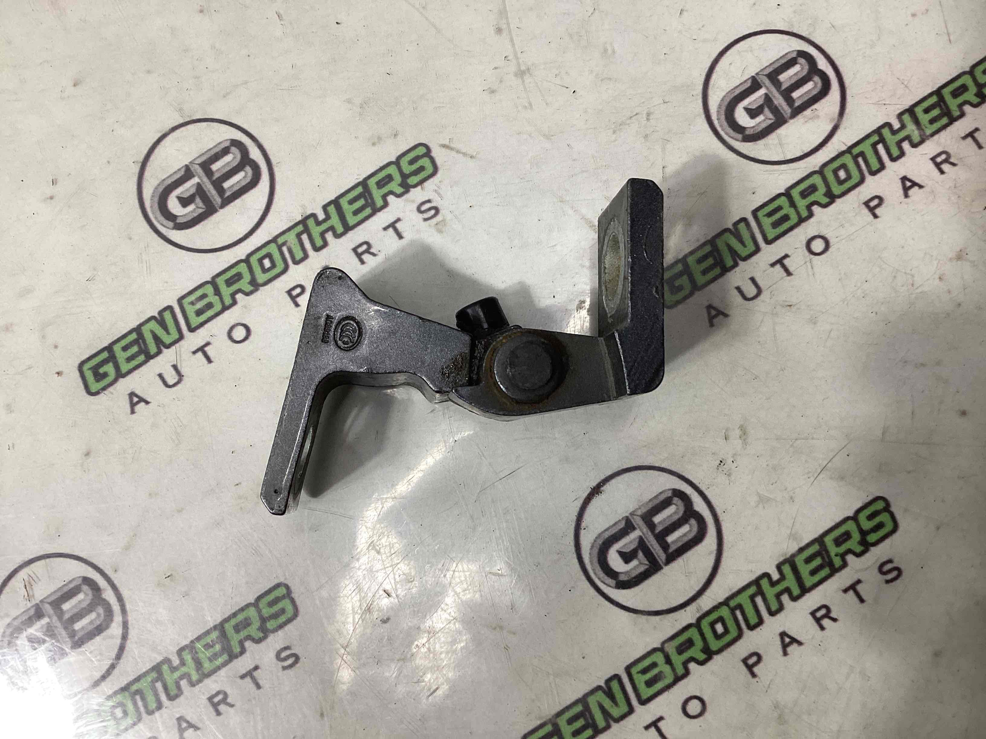 Петля двери, замок двери