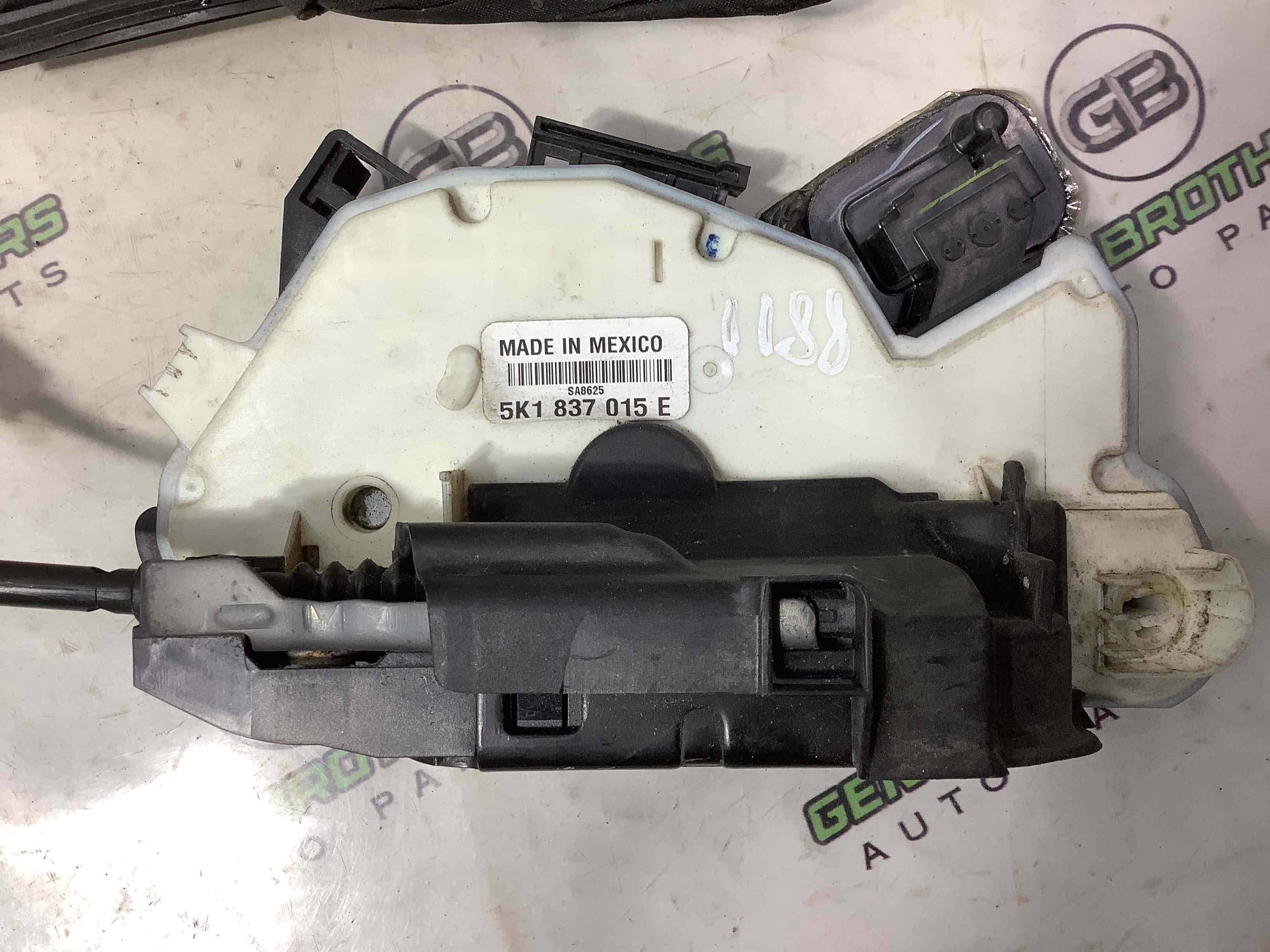 Замок двери передней левой