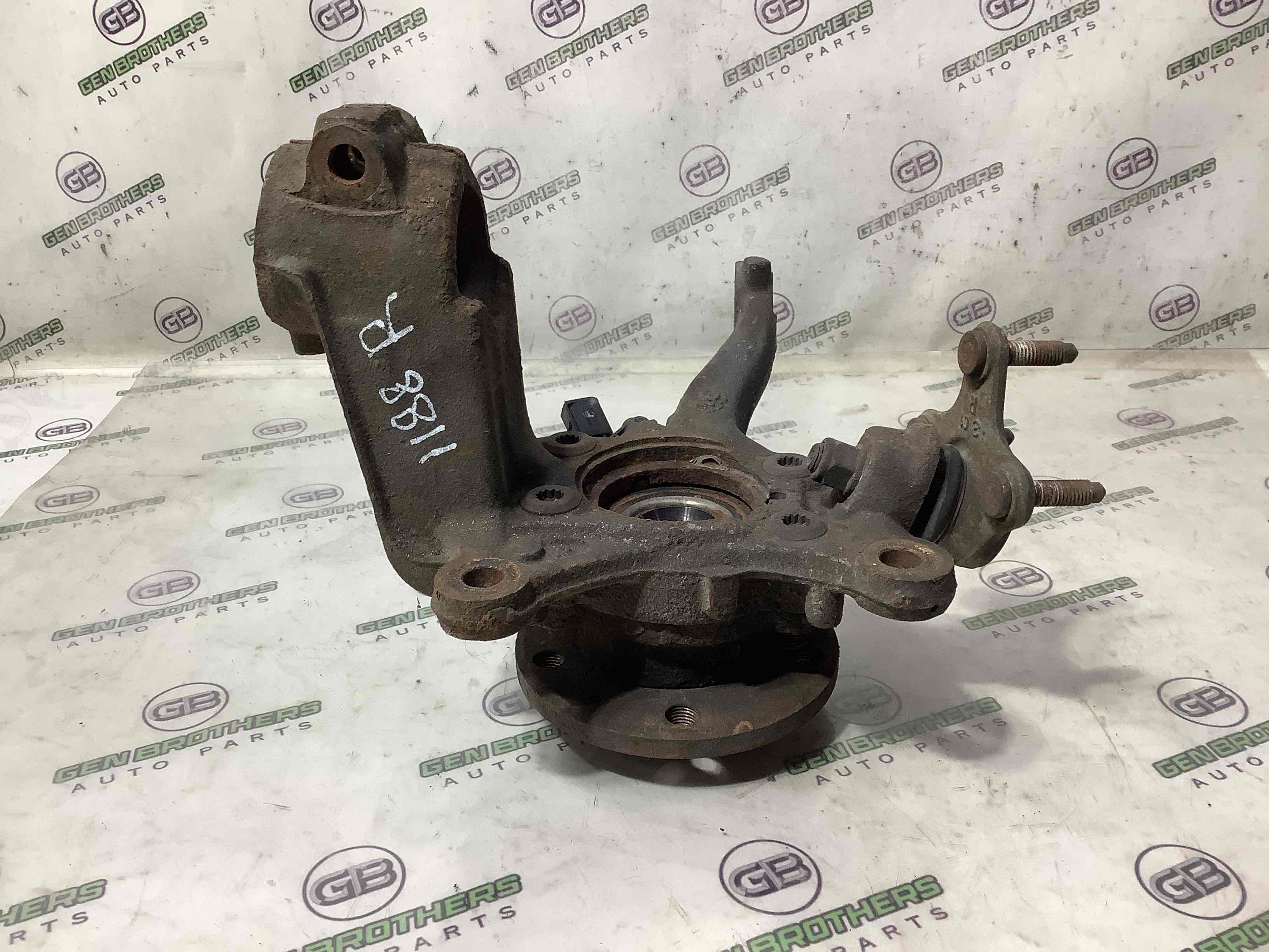 Кулак поворотный правый