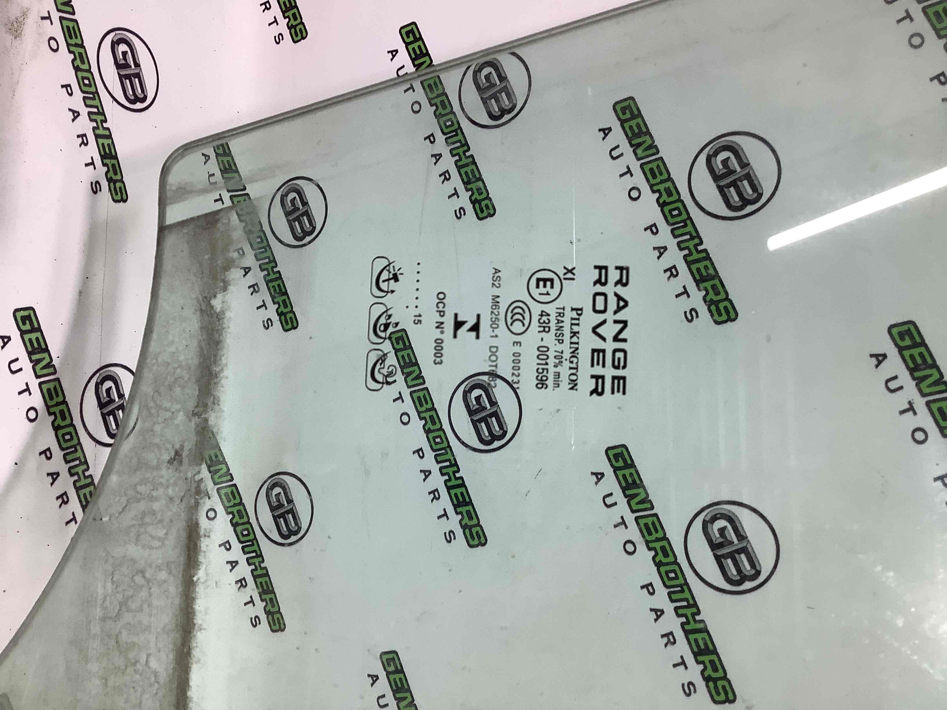 Скло переднє праве