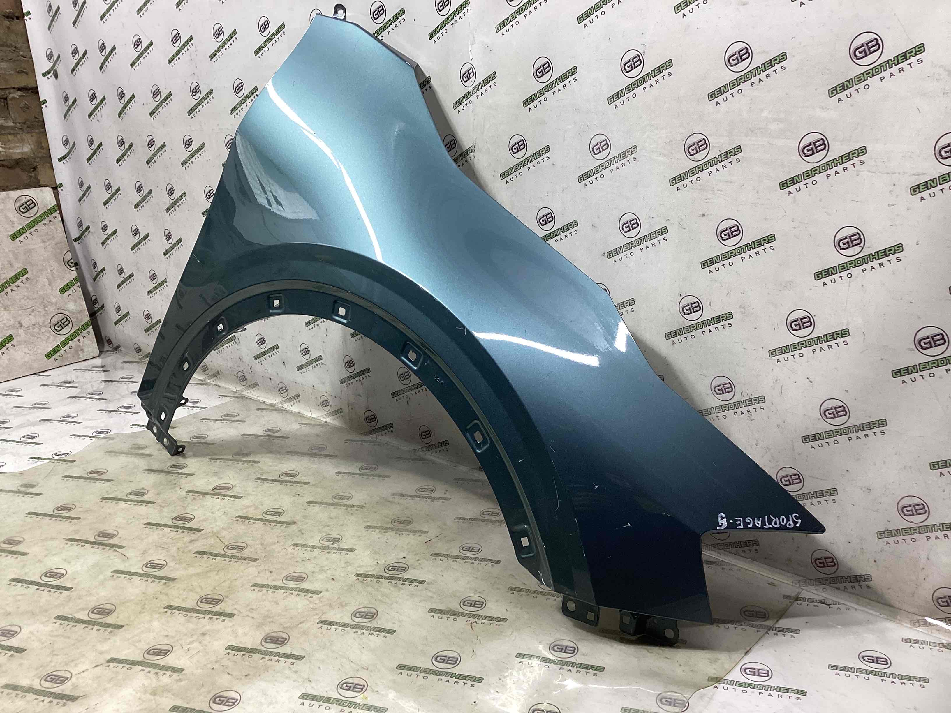 Крило переднє праве