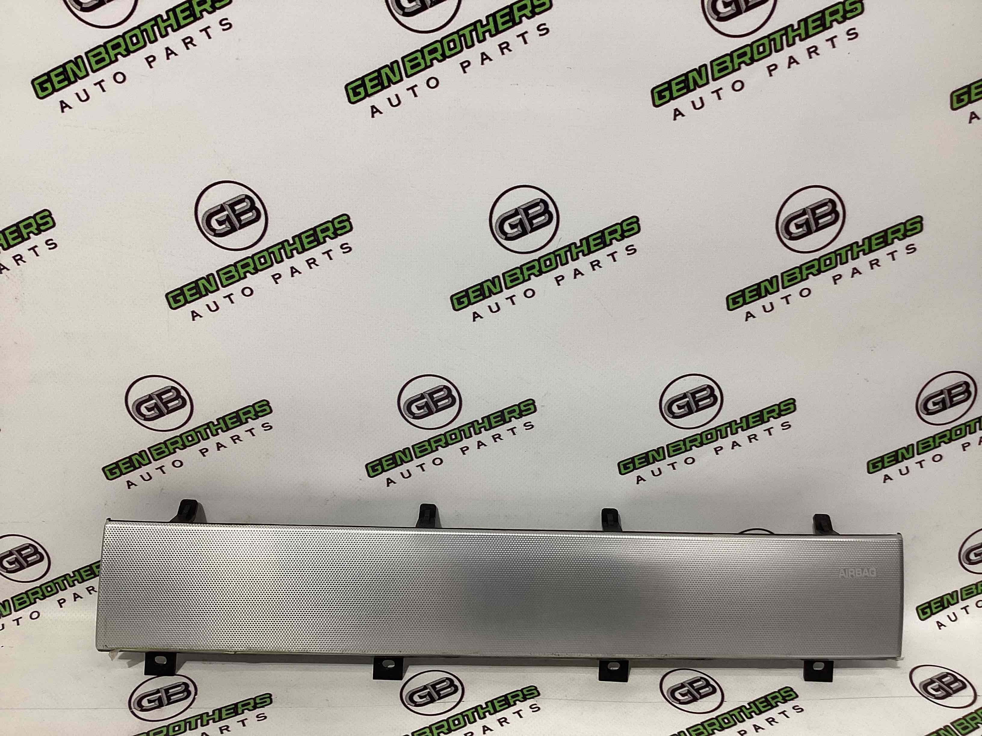 Обшивка панелі приладів торпедо