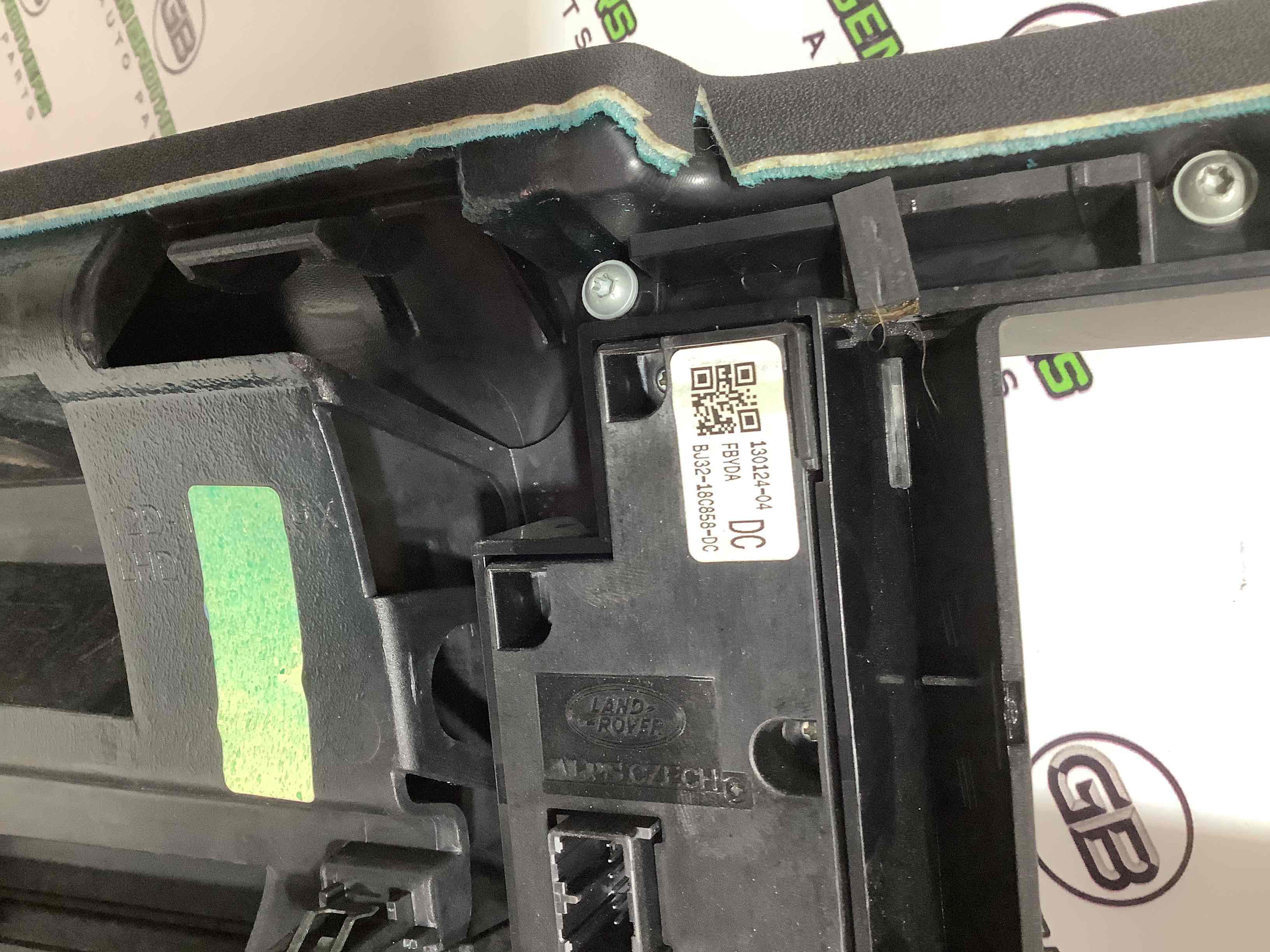 Обшивка панелі приладів торпедо