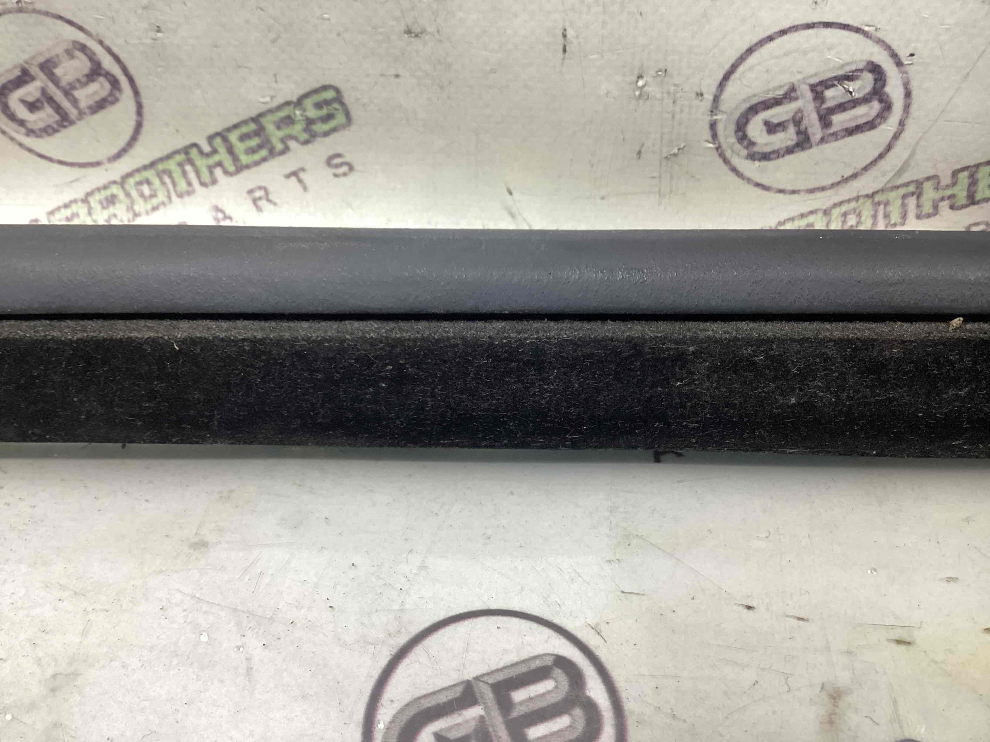 Ущільнювач скла, двері