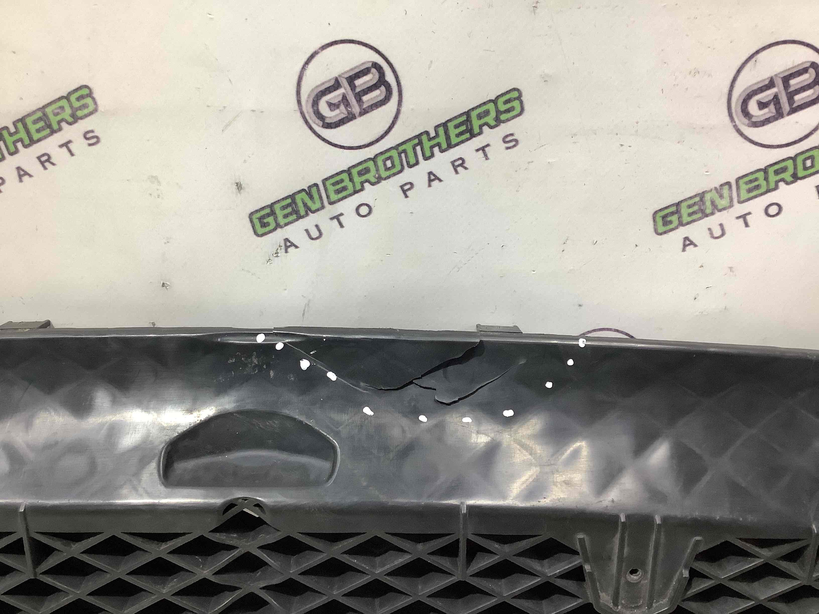 Кріплення переднього бампера центральне