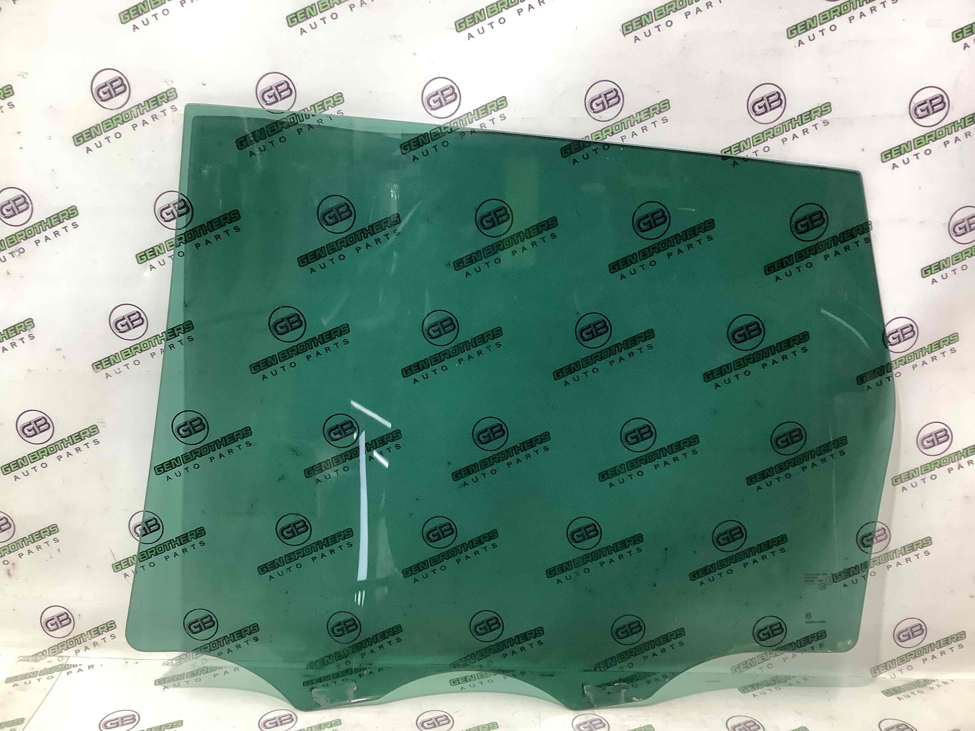 Скло заднє праве