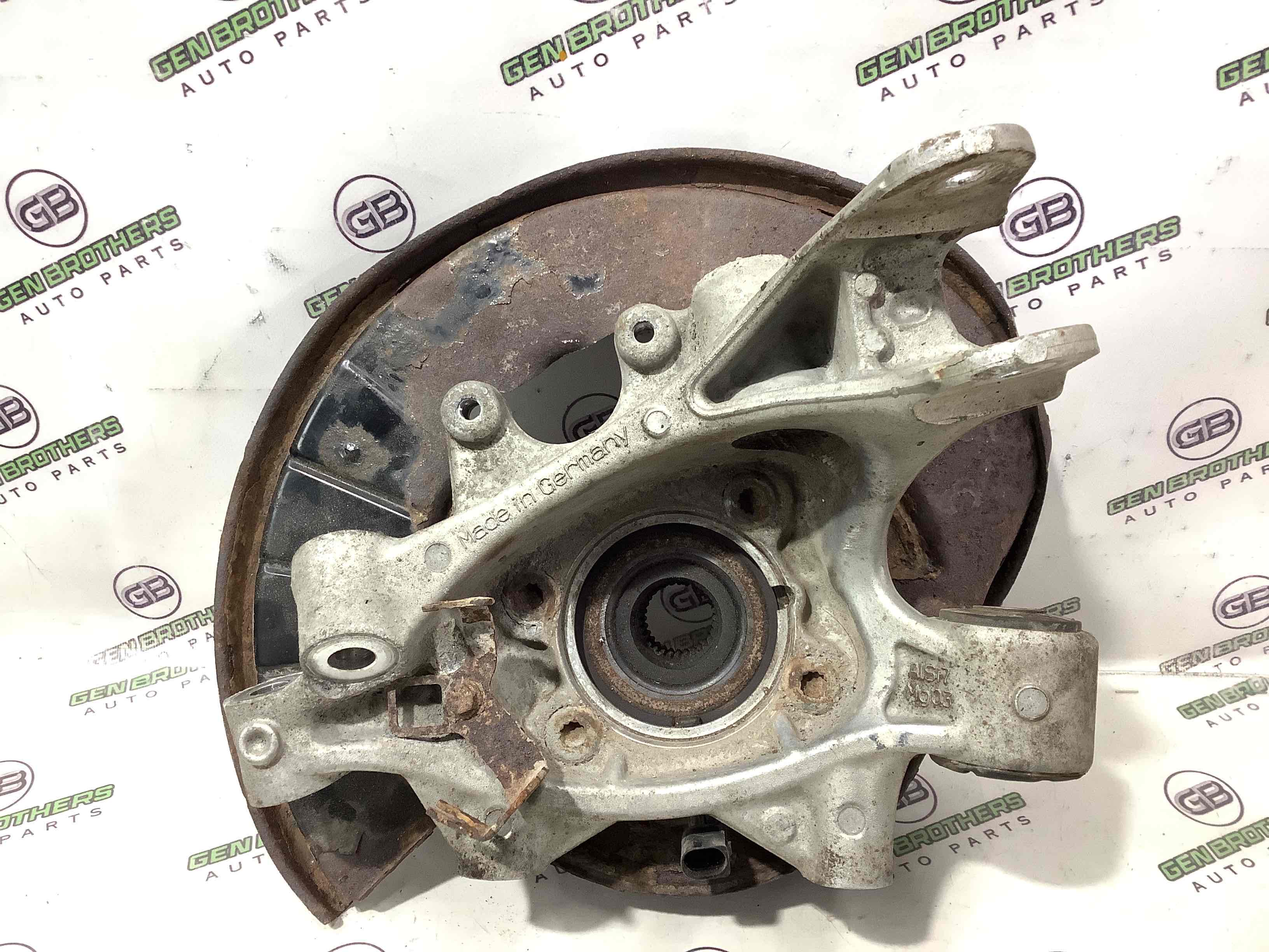 Кулак задній правий