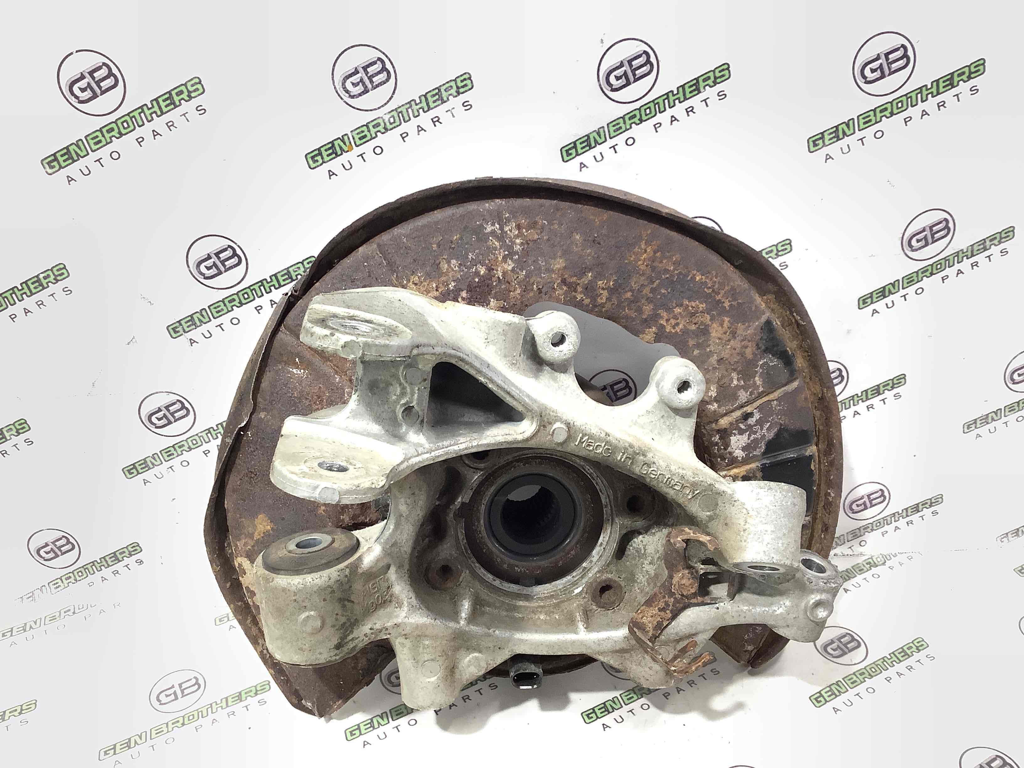 Кулак задній лівий