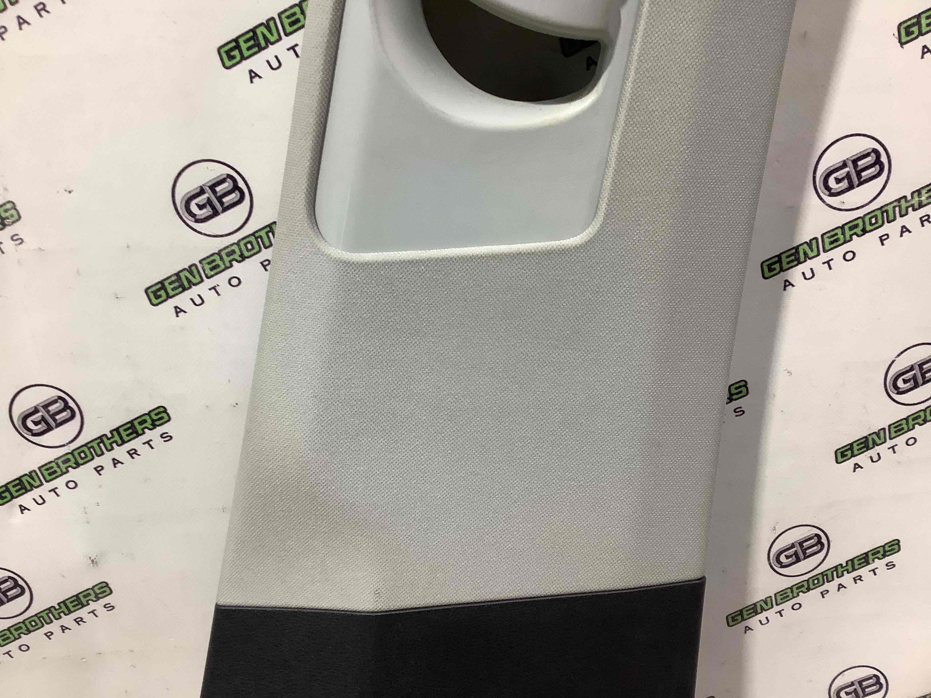 Обшивка центральної стійки права