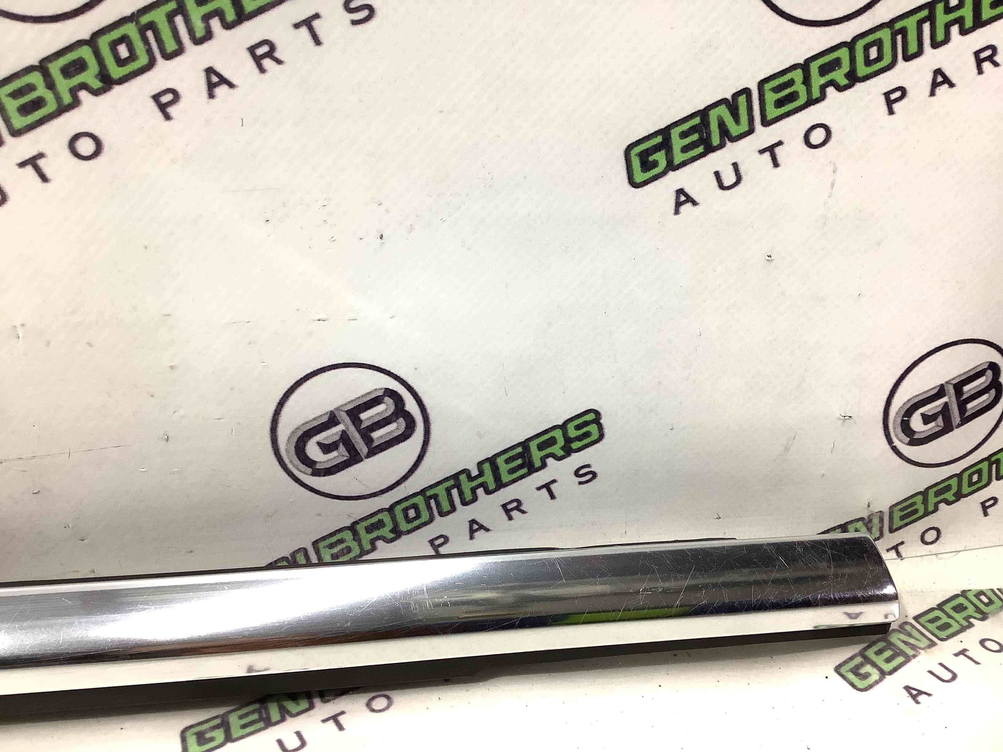 Молдинг двері передньої правої