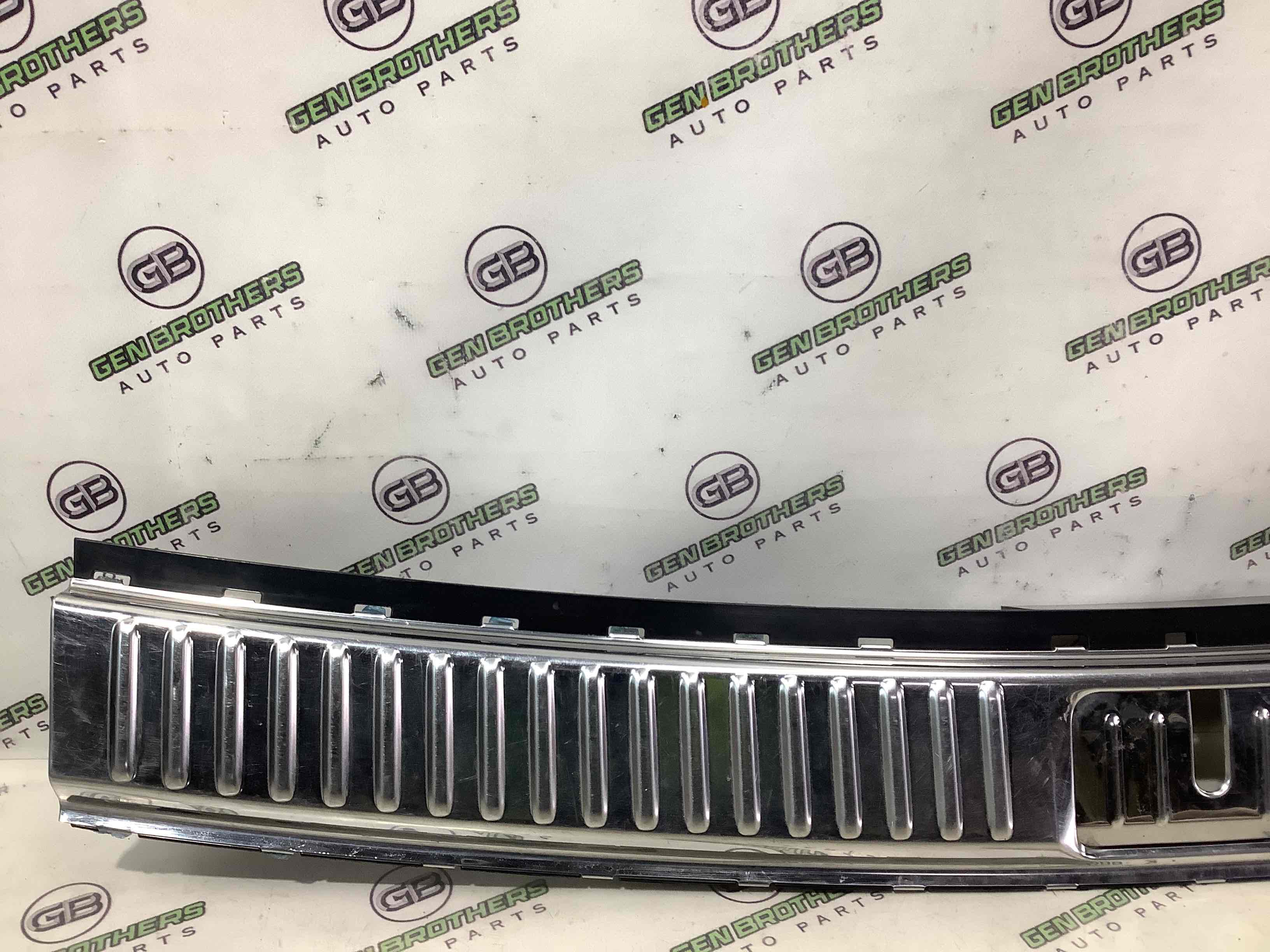 Елементи оздоблення багажника