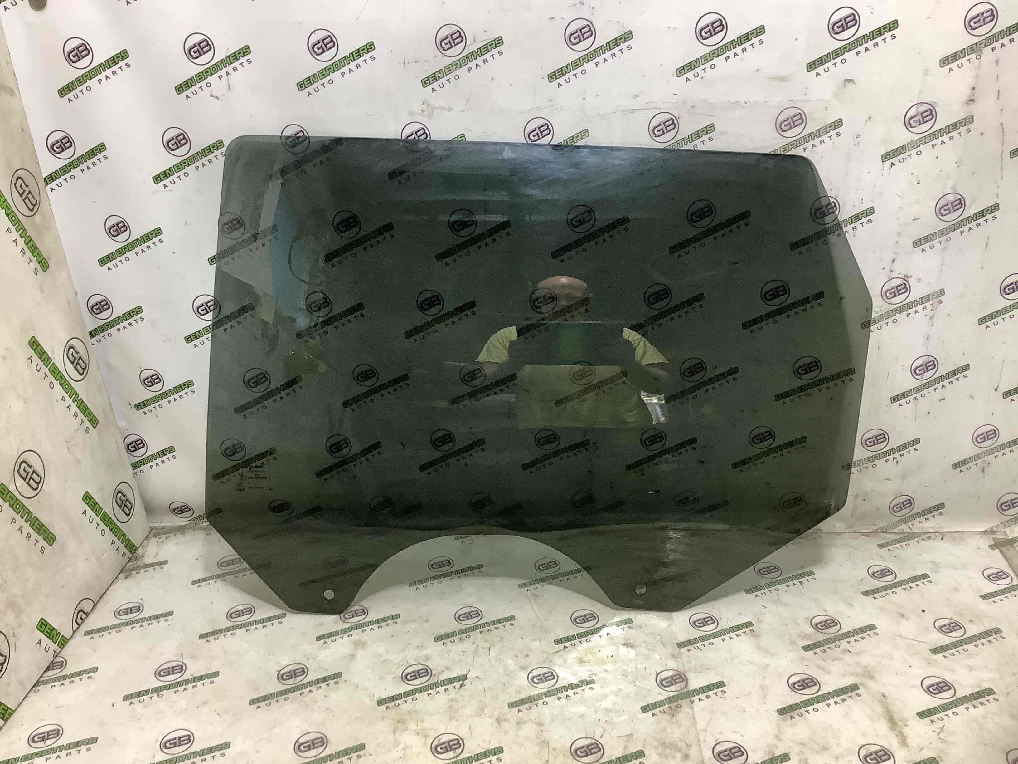 Стекло заднее левое