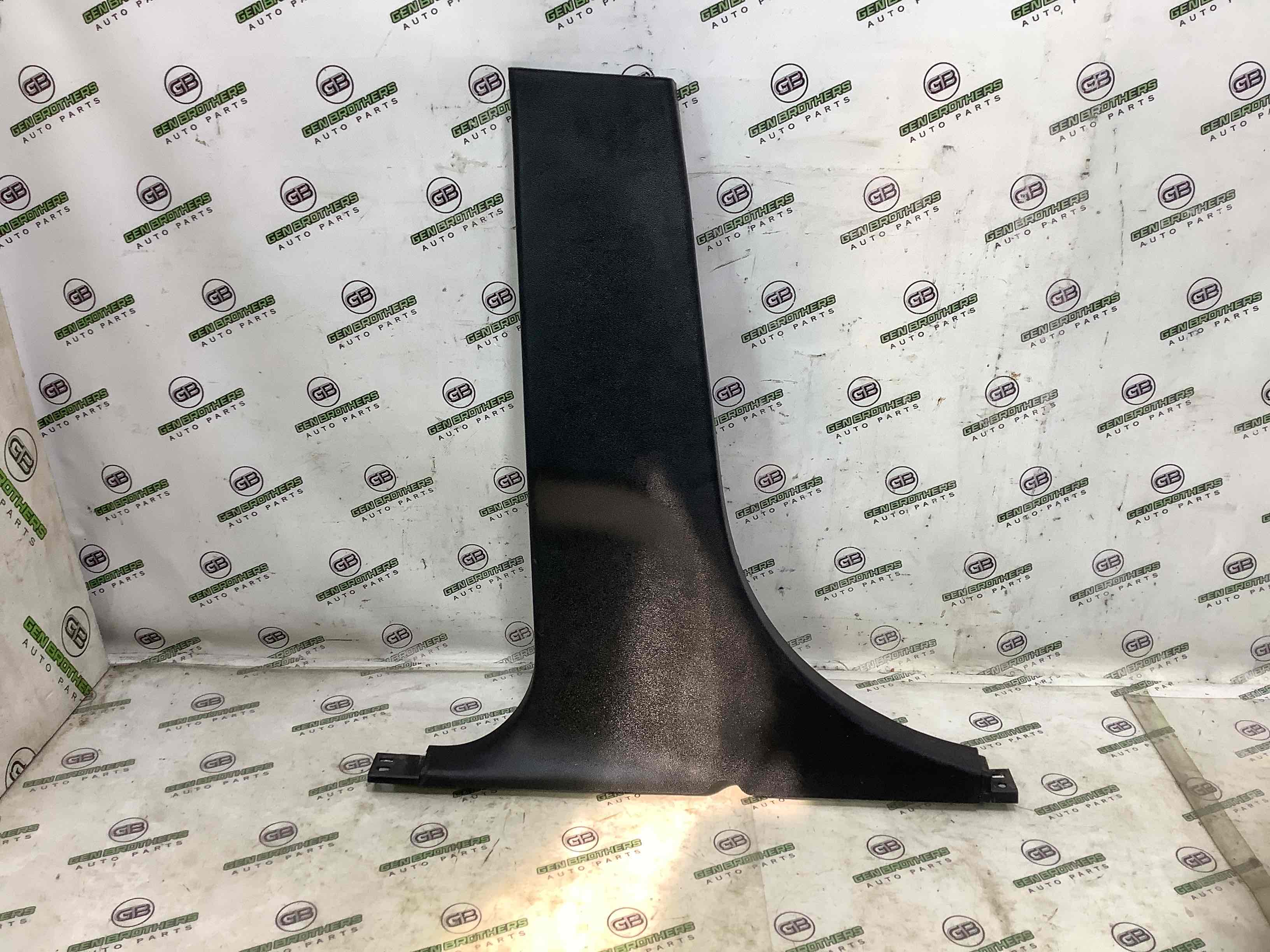 Обшивка центральної стійки ліва