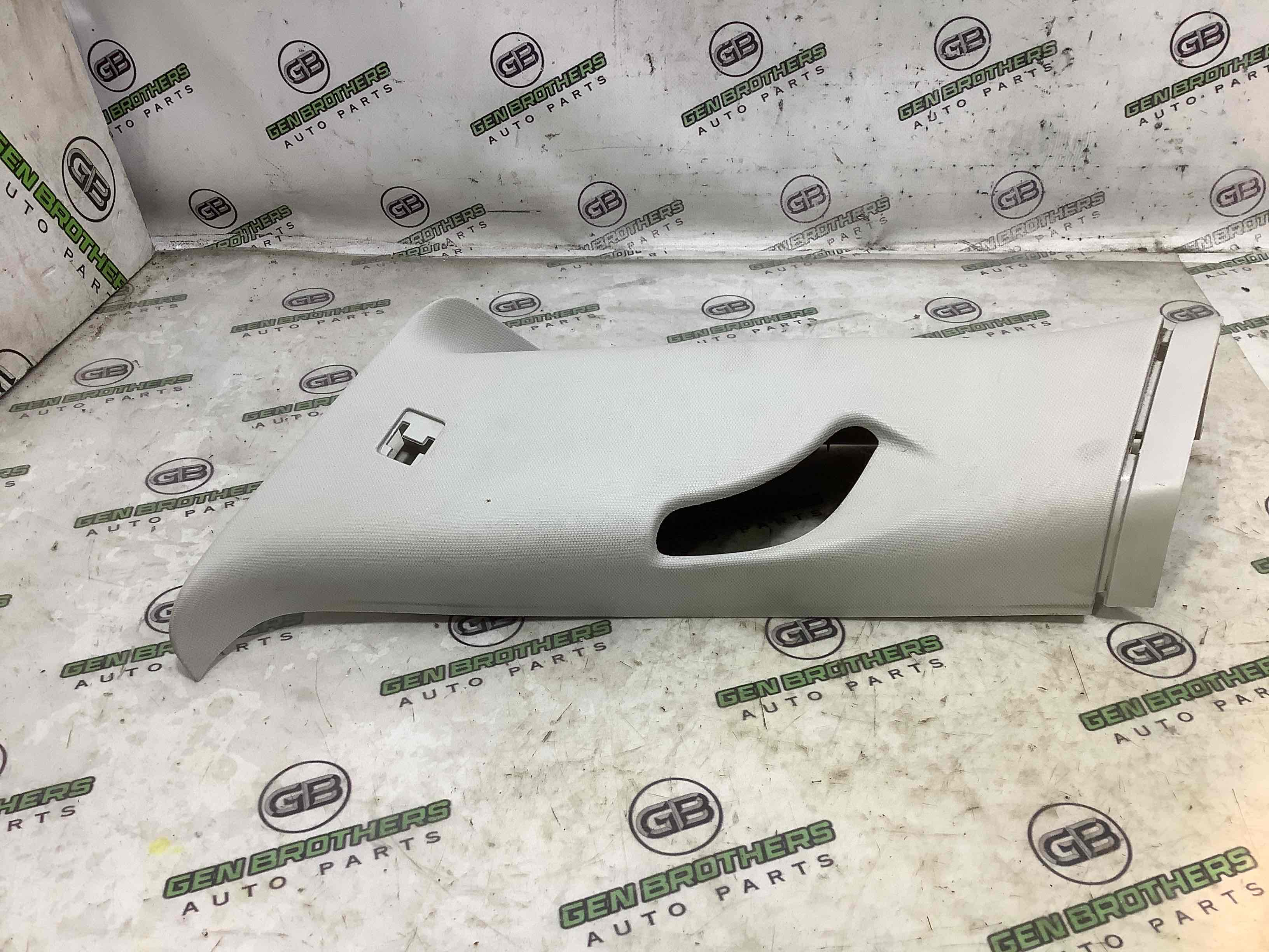 Обшивка задней стойки правая