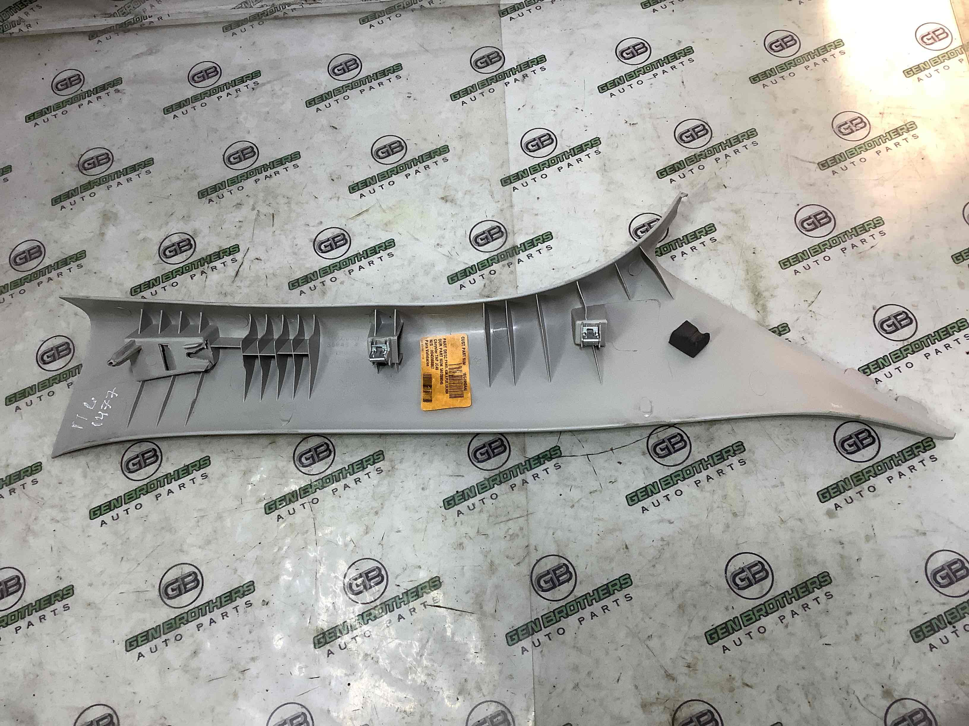 Обшивка передней стойки левая