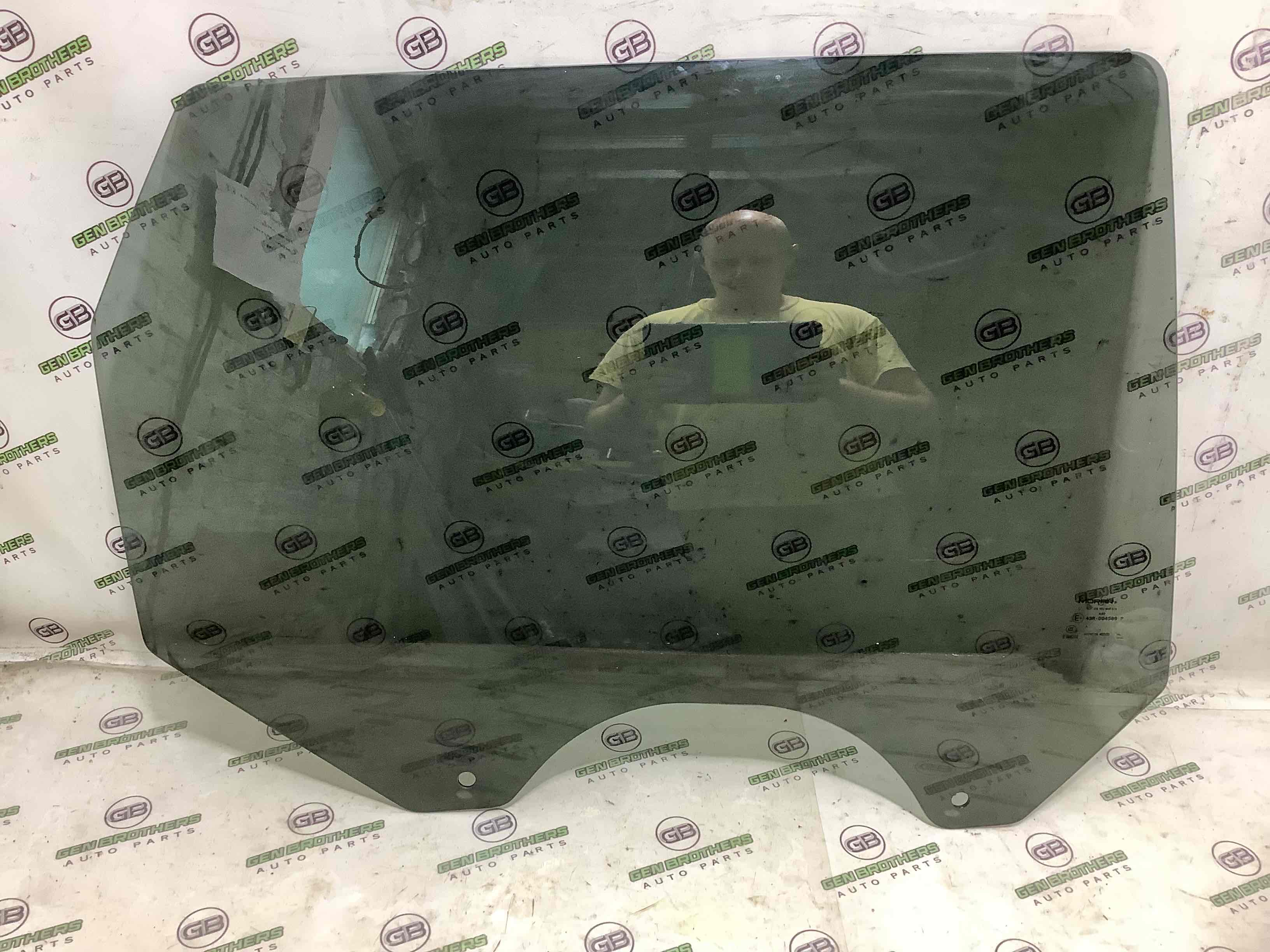 Стекло заднее правое